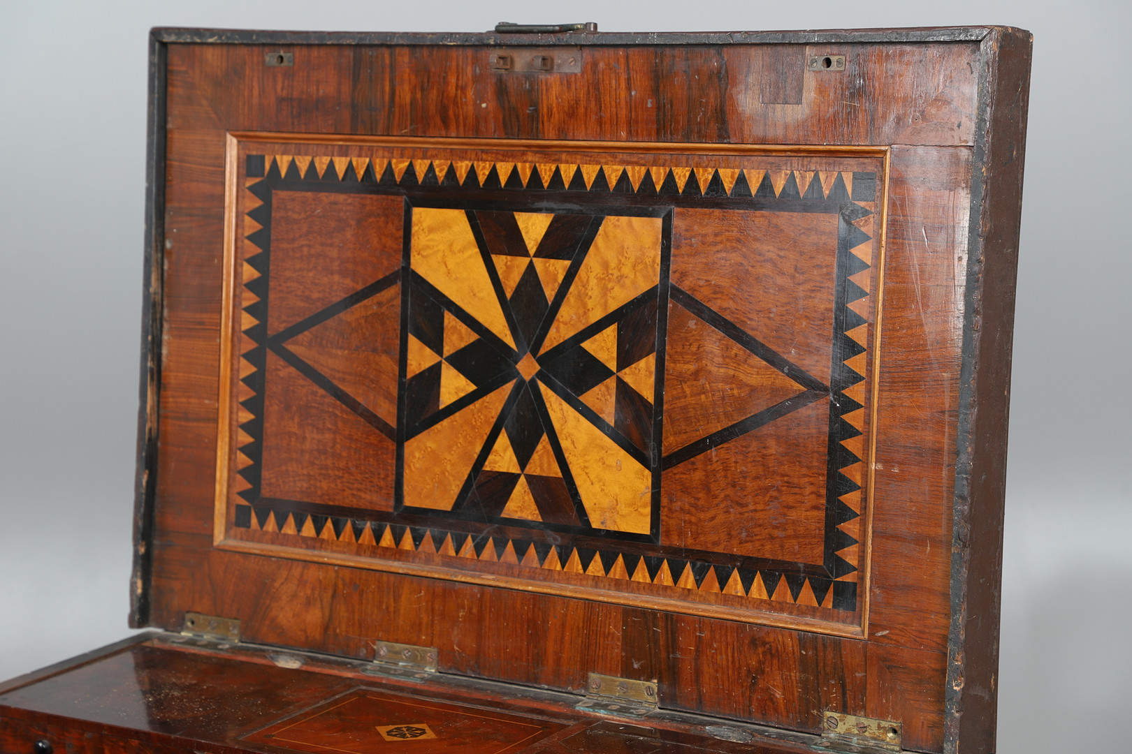 A 19TH CENTURY CABINET MAKER'S TOOL CHEST - Image 7 of 17