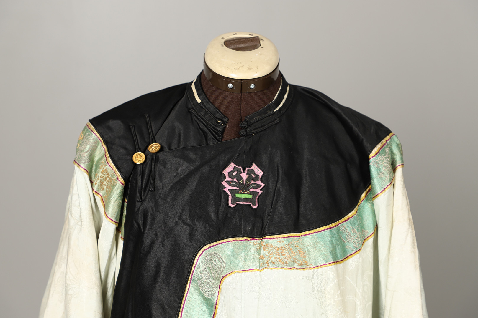 ANTIQUE CHINESE SILK ROBE. - Image 2 of 15