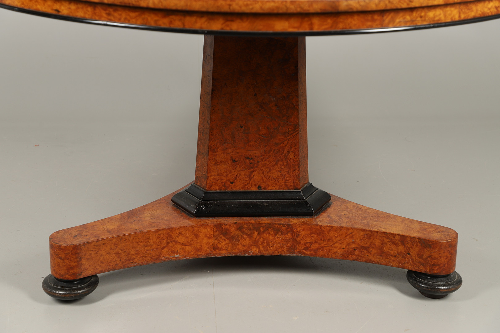 A REGENCY AMBOYNA BREAKFAST TABLE, CIRCA 1815. - Image 6 of 9