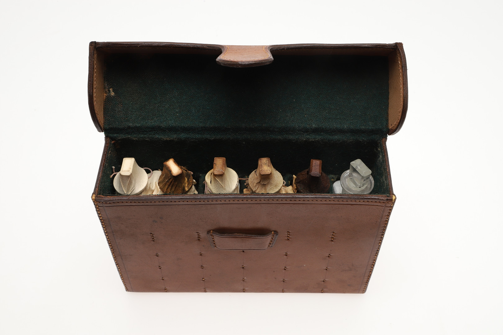 AN EARLY 20TH CENTURY MEDICAL TRAVELLING SET. - Image 8 of 11