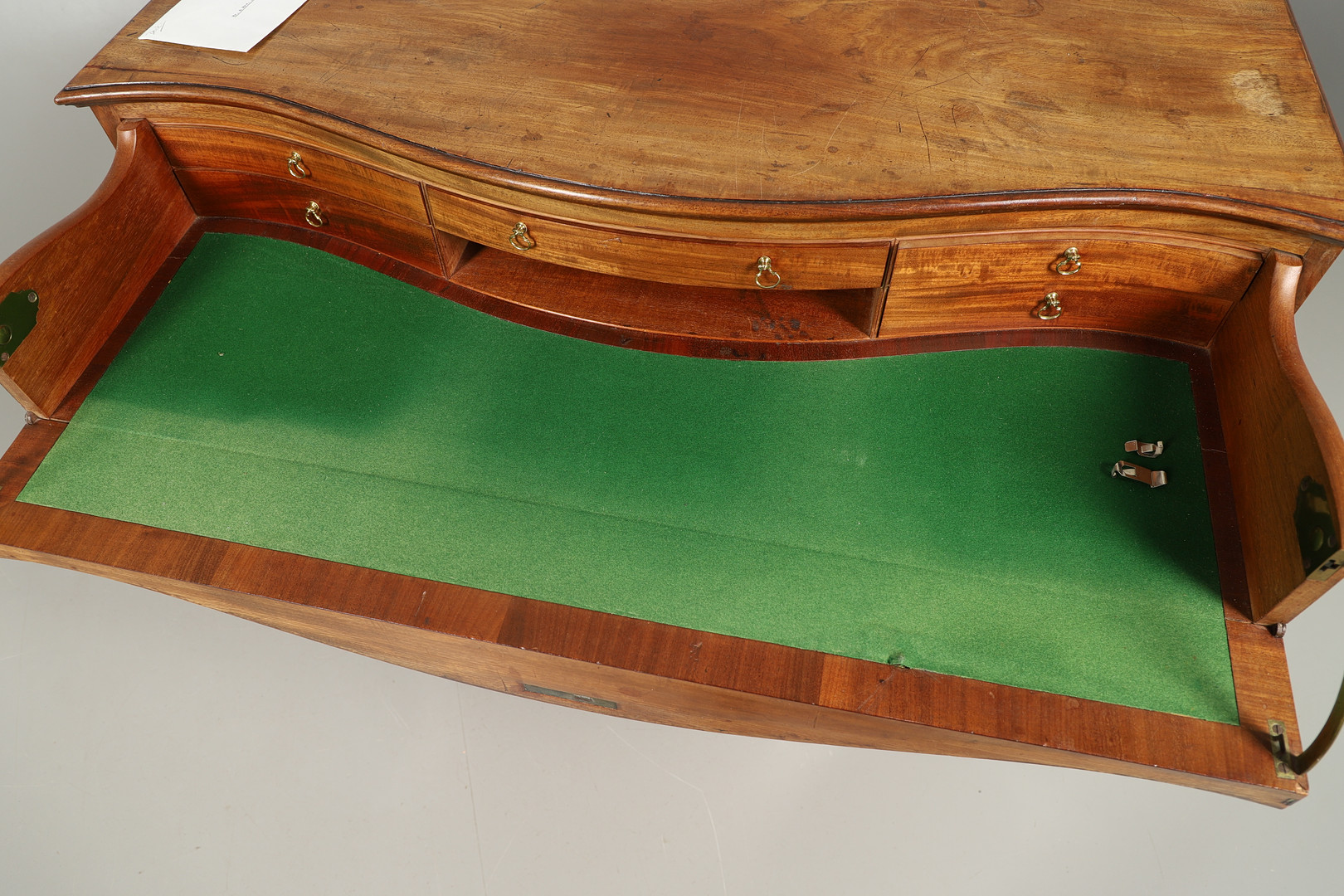 AN 18TH CENTURY MAHOGANY SECRETAIRE CHEST. - Image 5 of 8