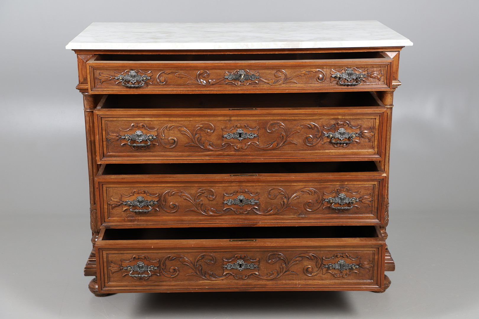 A 19TH CENTURY ITALIAN MARBLE-TOPPED COMMODE CHEST OF FOUR DRAWERS. - Image 9 of 14