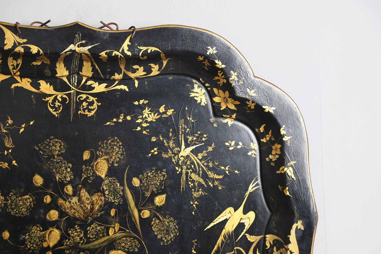 A 19TH CENTURY CHINOISERIE LACQUERED PAPER MACHE TRAY. - Image 4 of 9