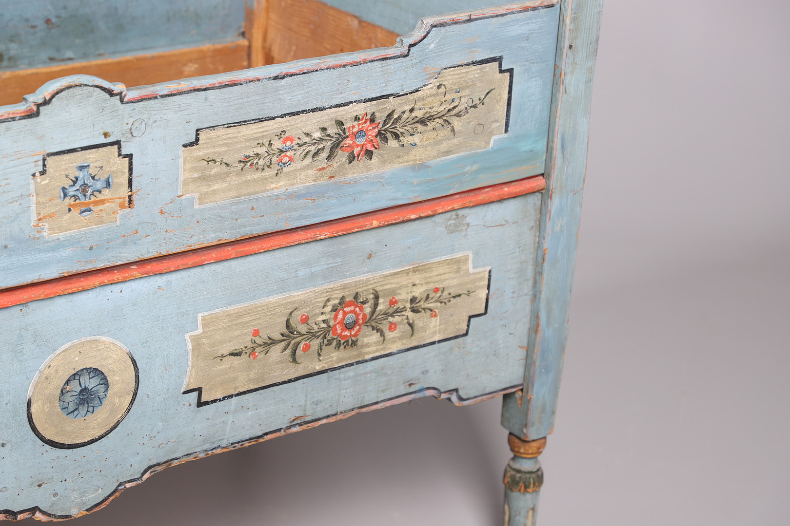 AN UNUSUAL SWEDISH PAINTED PINE FOLK ART COT, CIRCA 1800. - Image 11 of 14