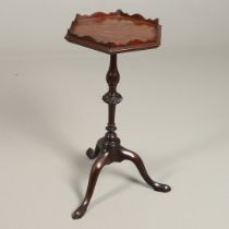 A GEORGE III MAHOGANY PEDESTAL WINE TABLE.