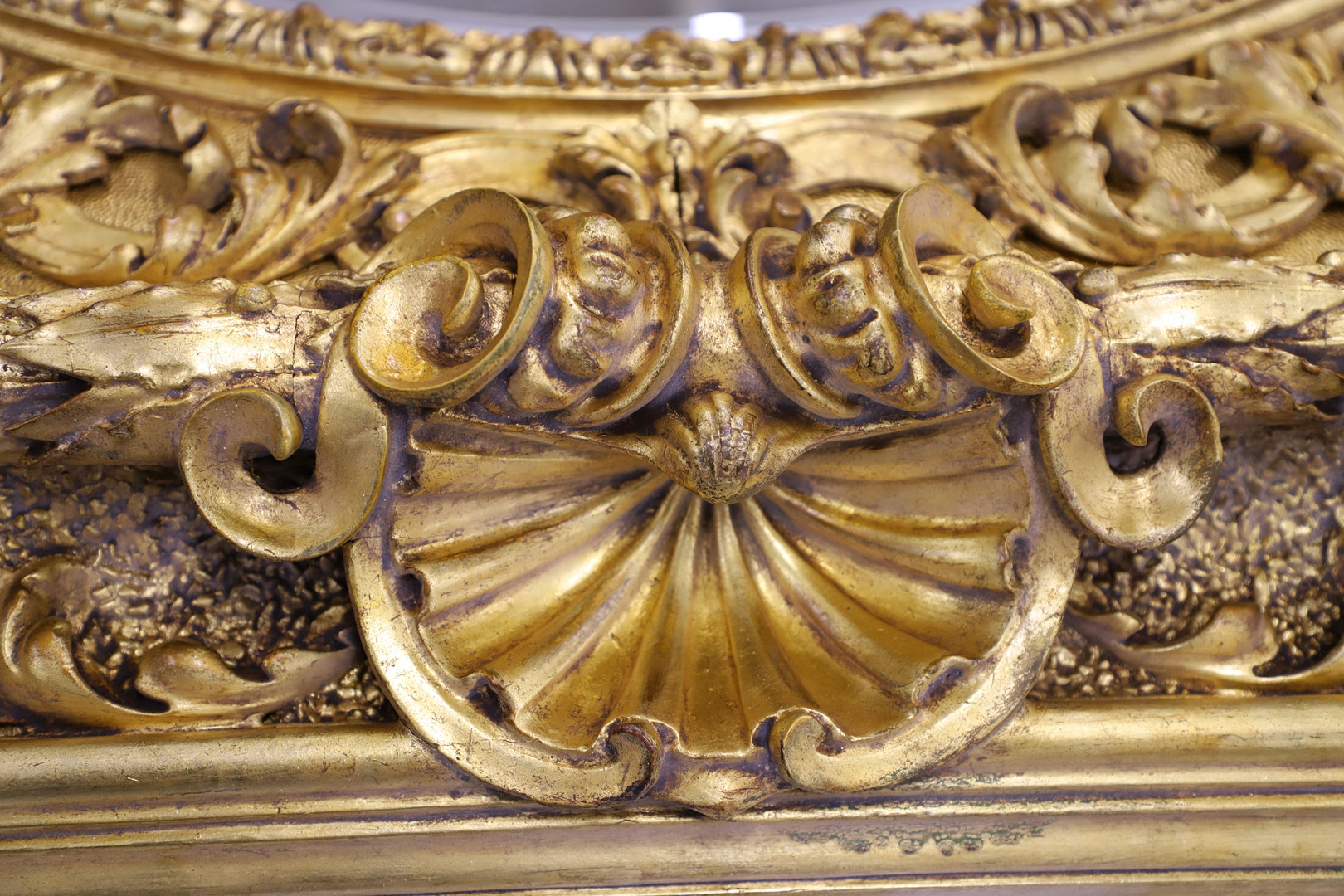 A SUBSTANTIAL ITALIAN GILT GESSO MIRROR. - Bild 11 aus 13