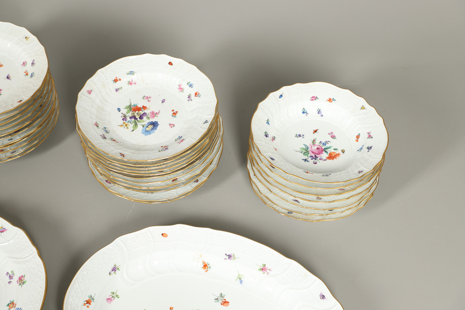 LARGE MEISSEN DINNER SERVICE. - Image 15 of 42