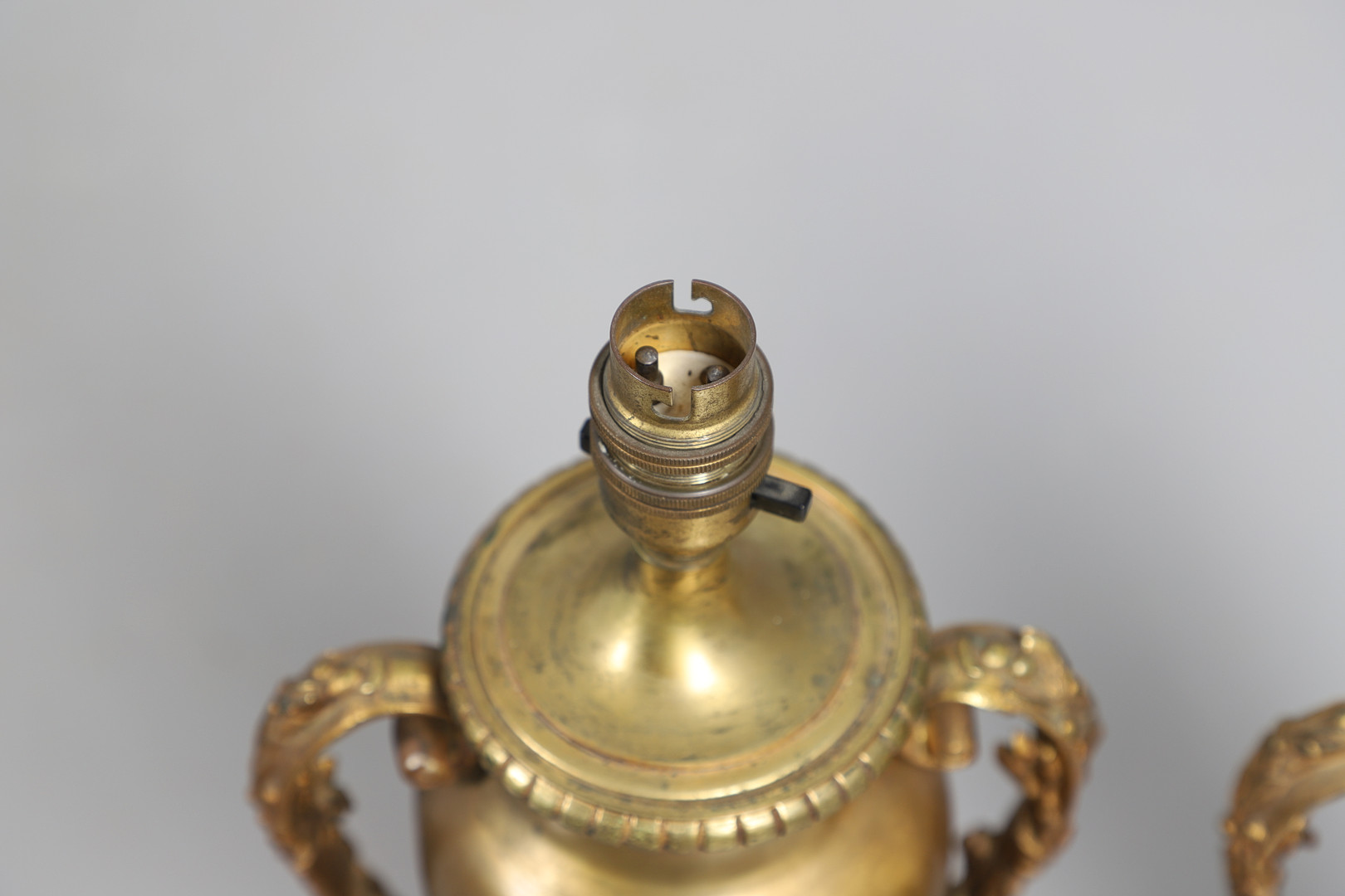 A PAIR OF LATE 19TH/EARLY 20TH CENTURY GILT METAL TABLE LAMPS. - Image 4 of 9