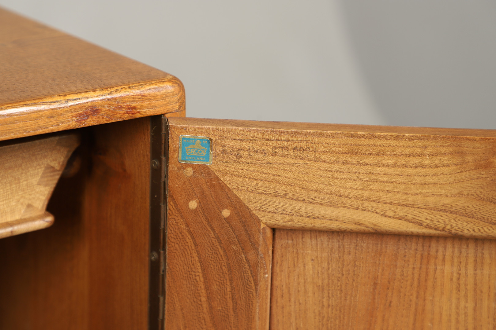 VINTAGE ERCOL LIGHT ELM SIDEBOARD. - Image 6 of 11