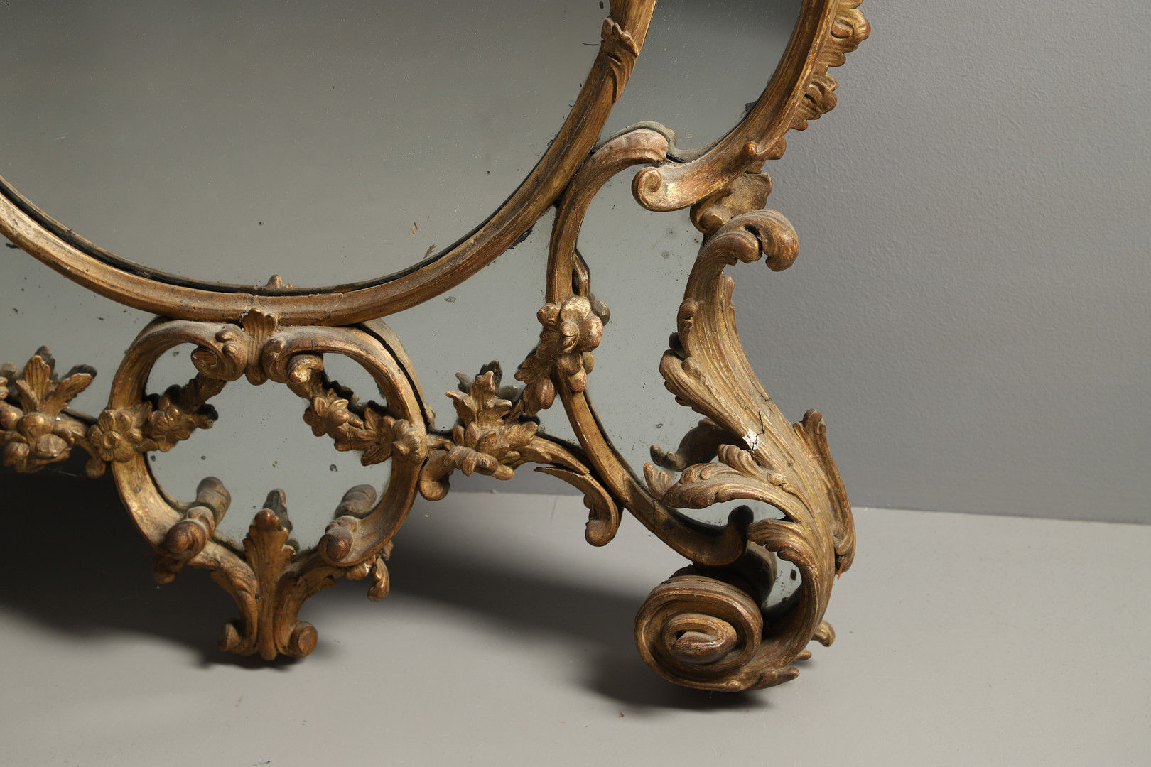 A LATE 18TH CENTURY GILTWOOD SECTIONAL WALL MIRROR. - Image 7 of 12