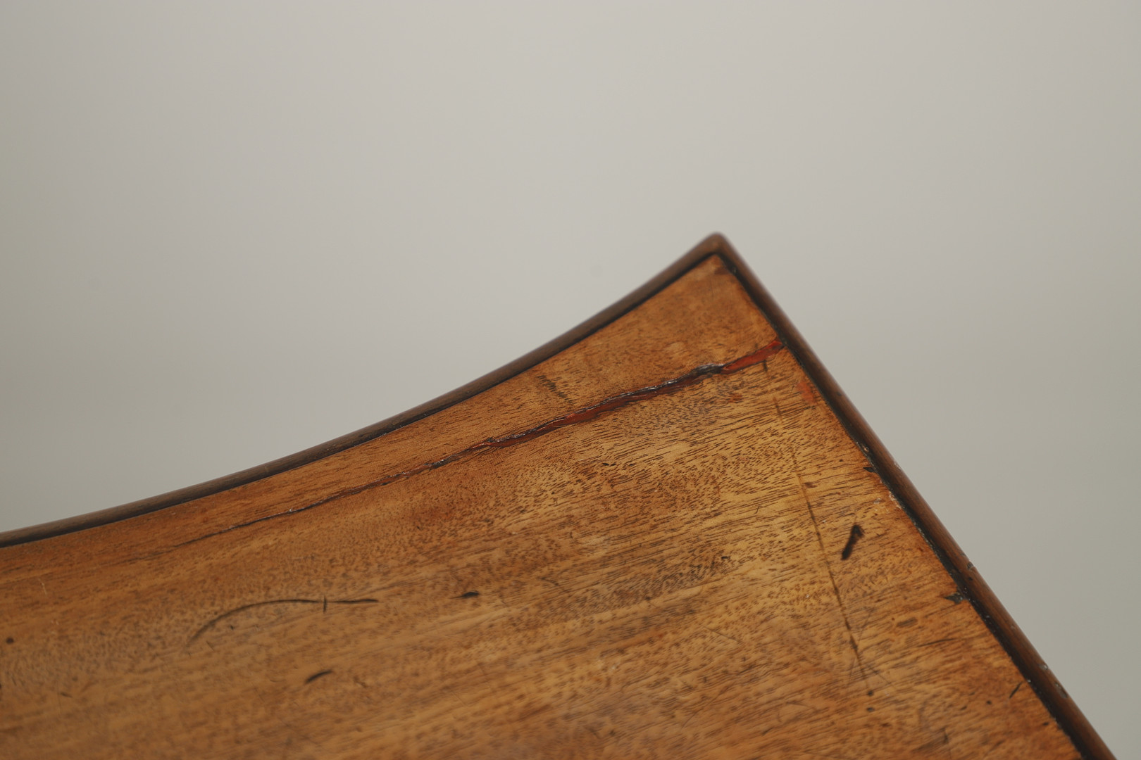 AN 18TH CENTURY MAHOGANY SECRETAIRE CHEST. - Image 7 of 8