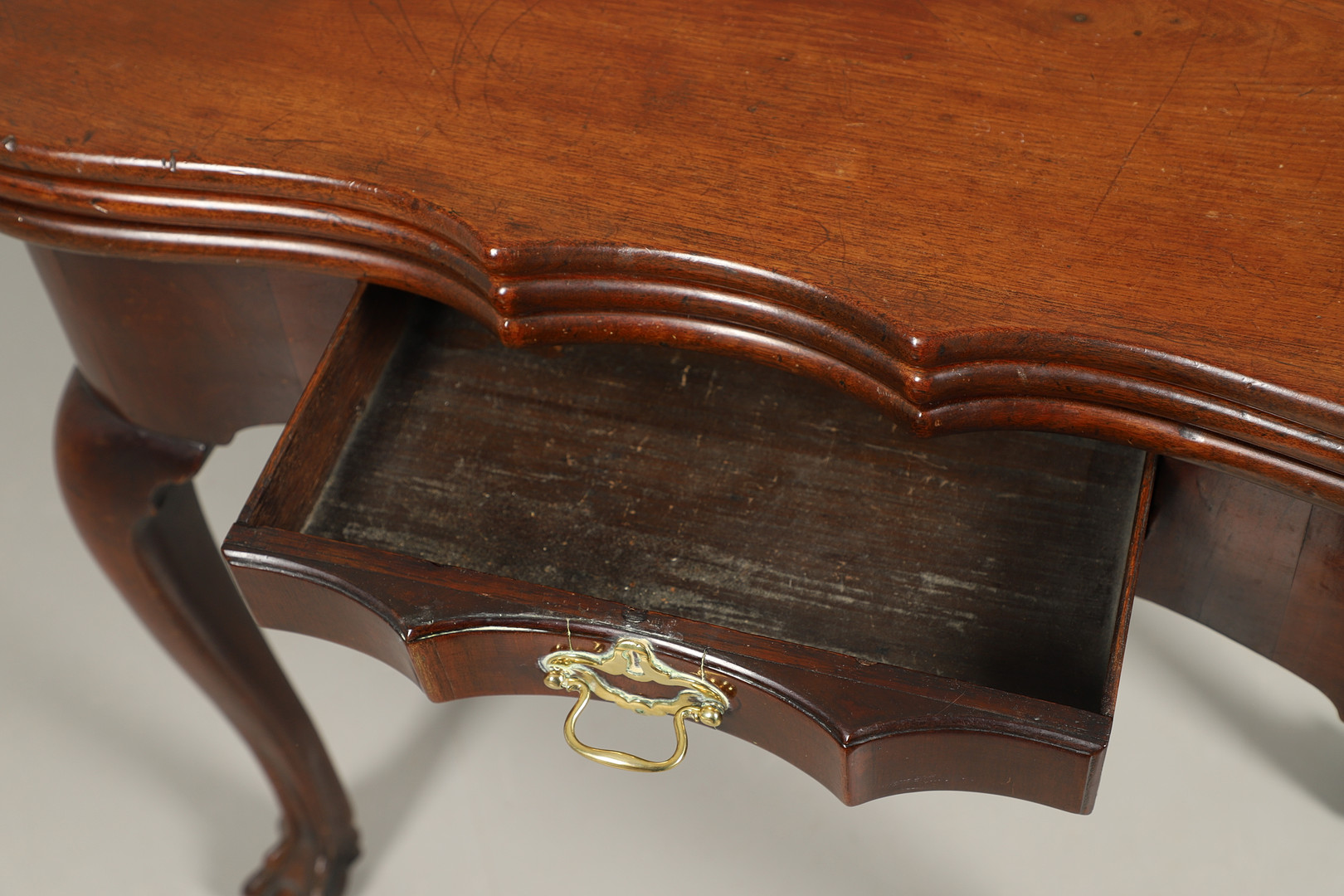 A GEORGE II MAHOGANY DOUBLE FOLD OVER CARD TABLE. - Image 5 of 6