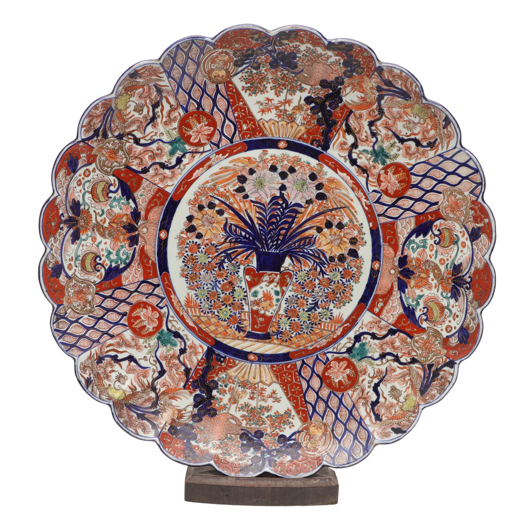 LARGE JAPANESE IMARI CHARGER, MEIJI, 19TH CENTURY.