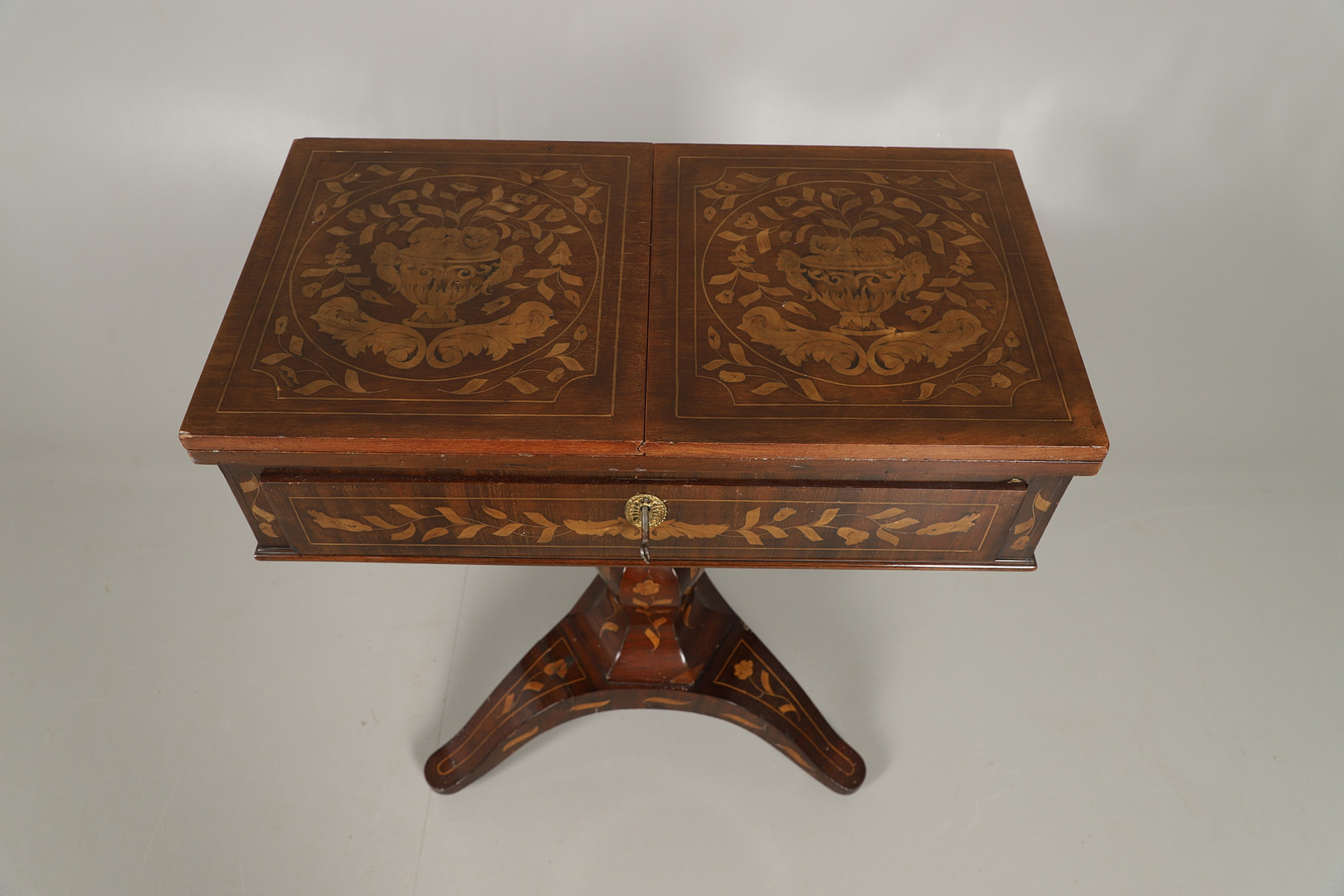 AN UNUSUAL DUTCH MAHOGANY MARQUETRY SOFA TABLE. - Image 2 of 12