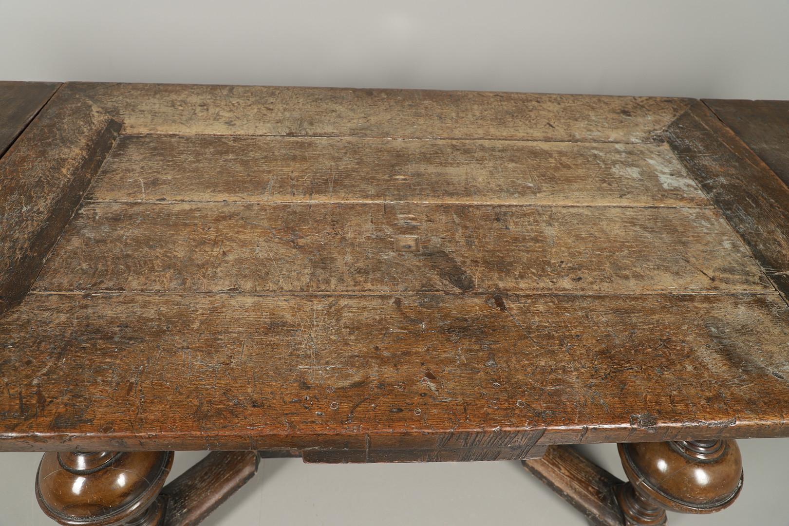 AN ANTIQUE DUTCH OAK AND WALNUT DRAW LEAF TABLE. - Image 3 of 17