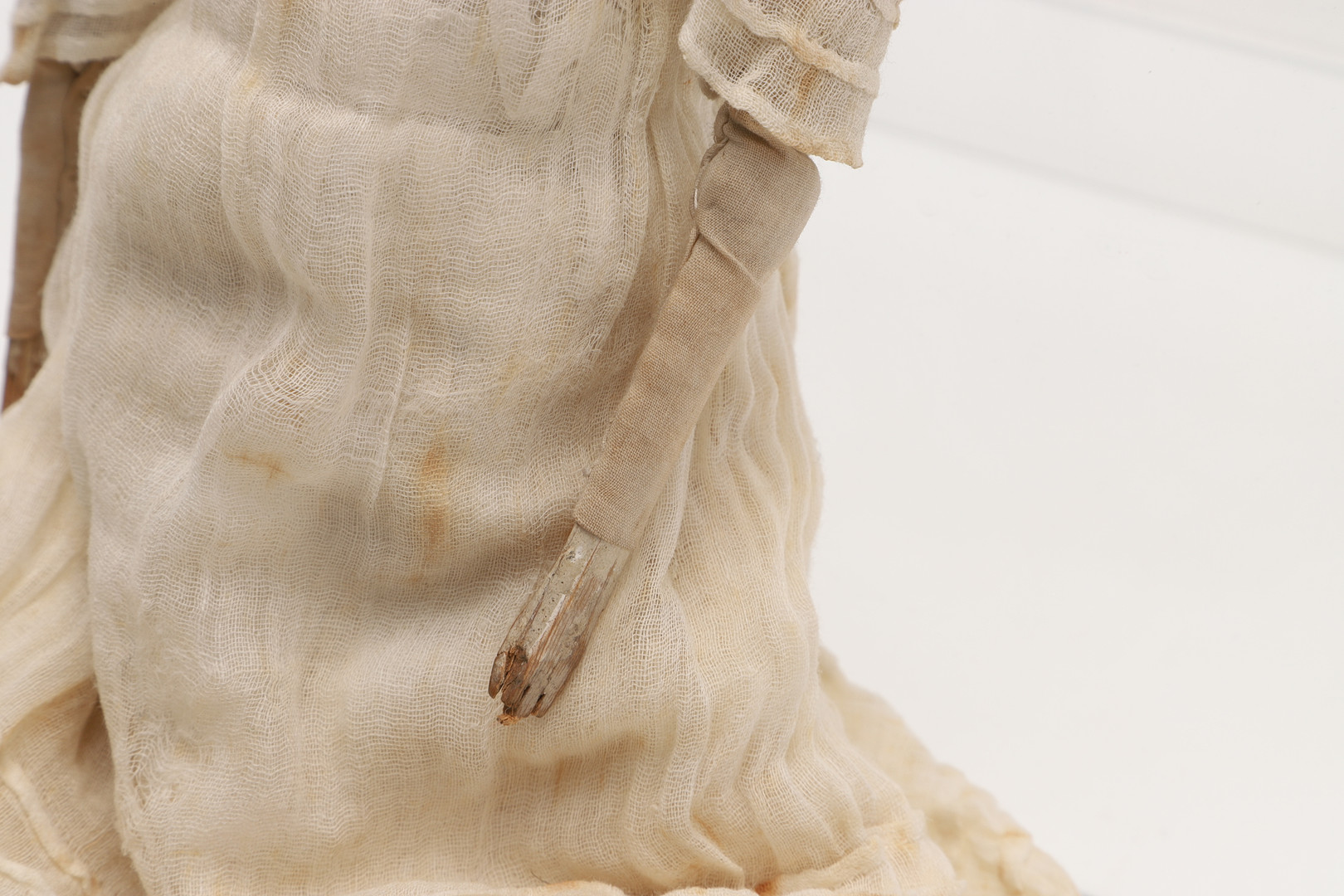 A LATE 18TH CENTURY WOODEN PEG DOLL. - Image 5 of 30