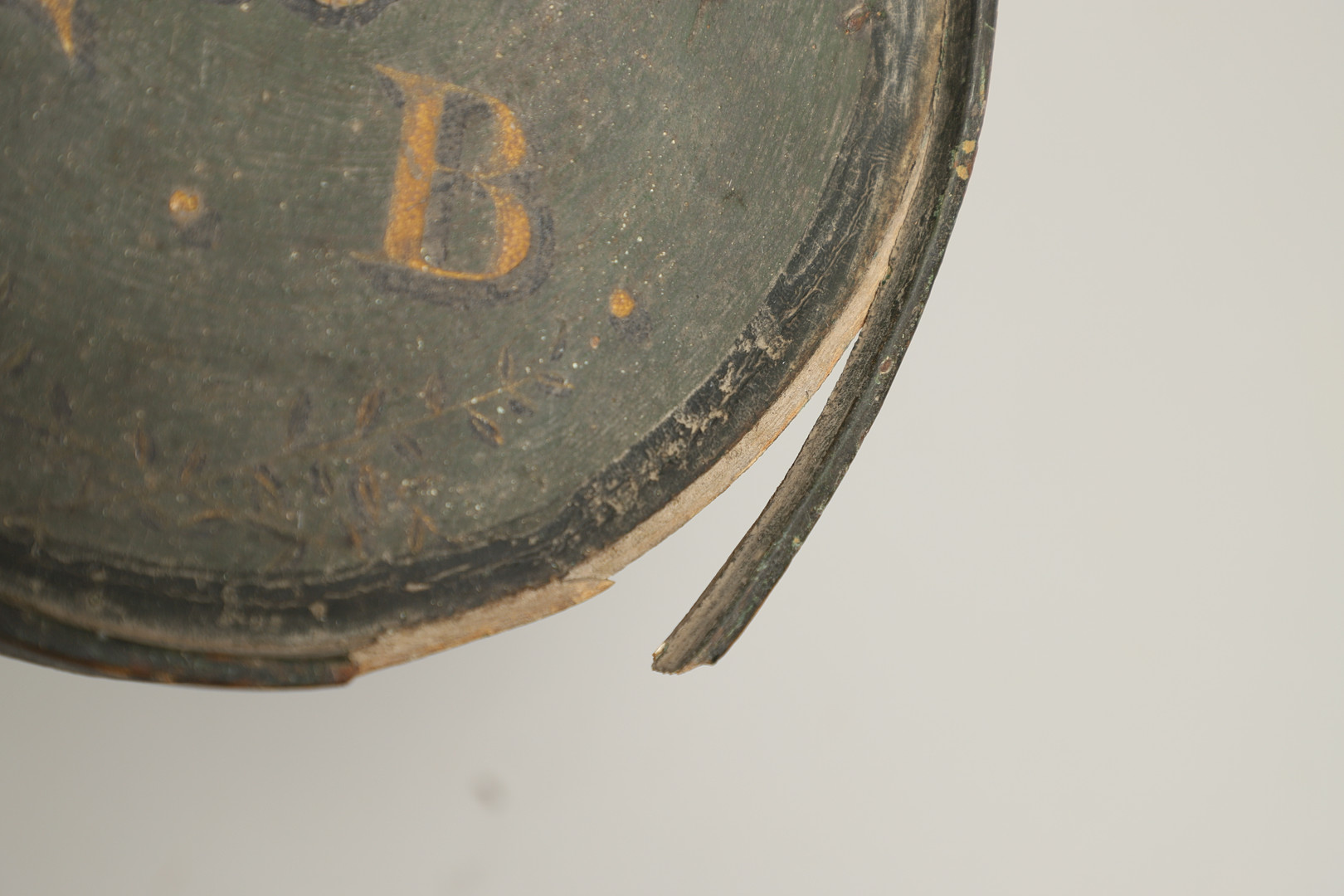 AN EARLY 19TH CENTURY PAINTED TAVERN BEER COASTER. - Image 6 of 9