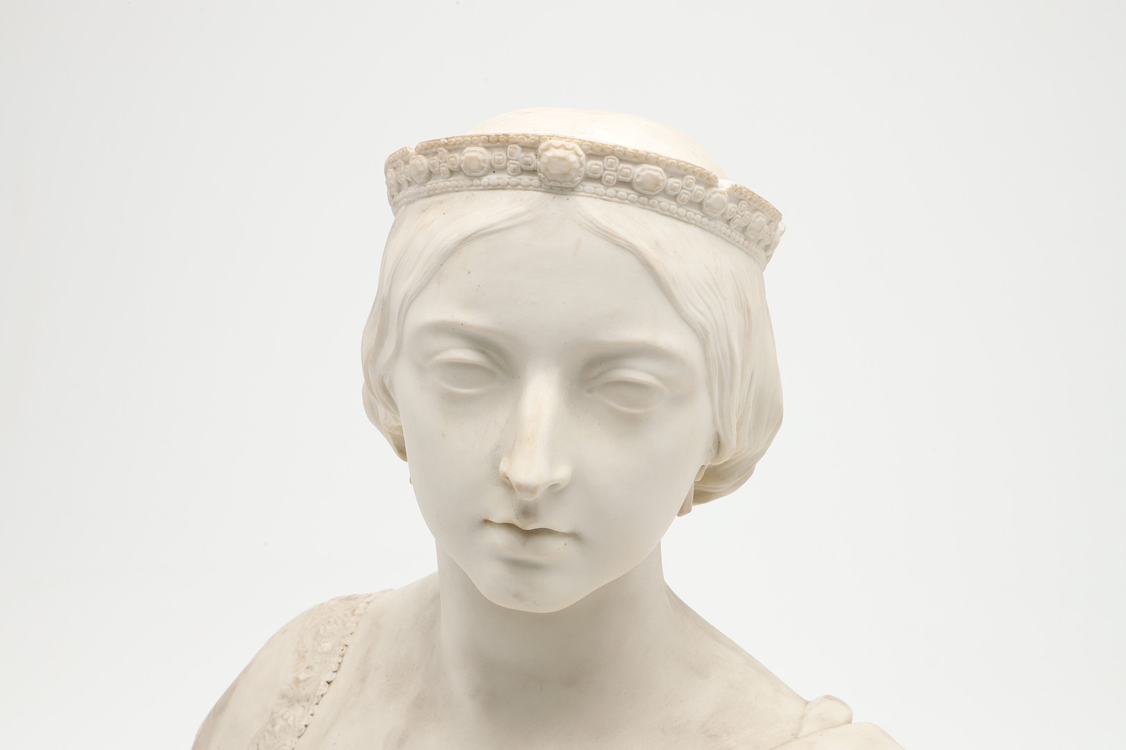 LARGE PARIAN BUST - QUEEN VICTORIA. - Image 2 of 16