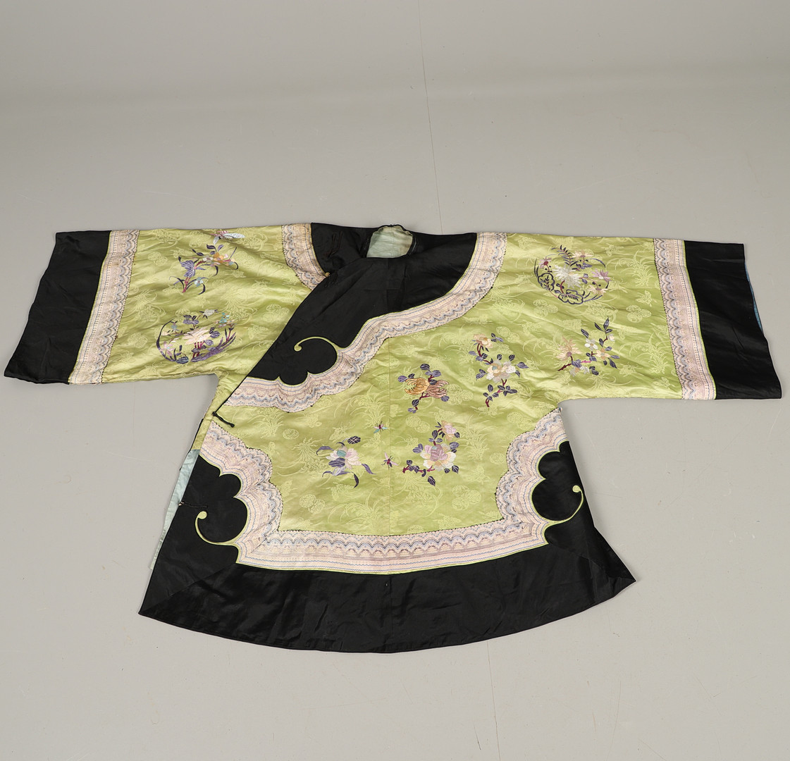 CHINESE EMBROIDERED SILK ROBE.