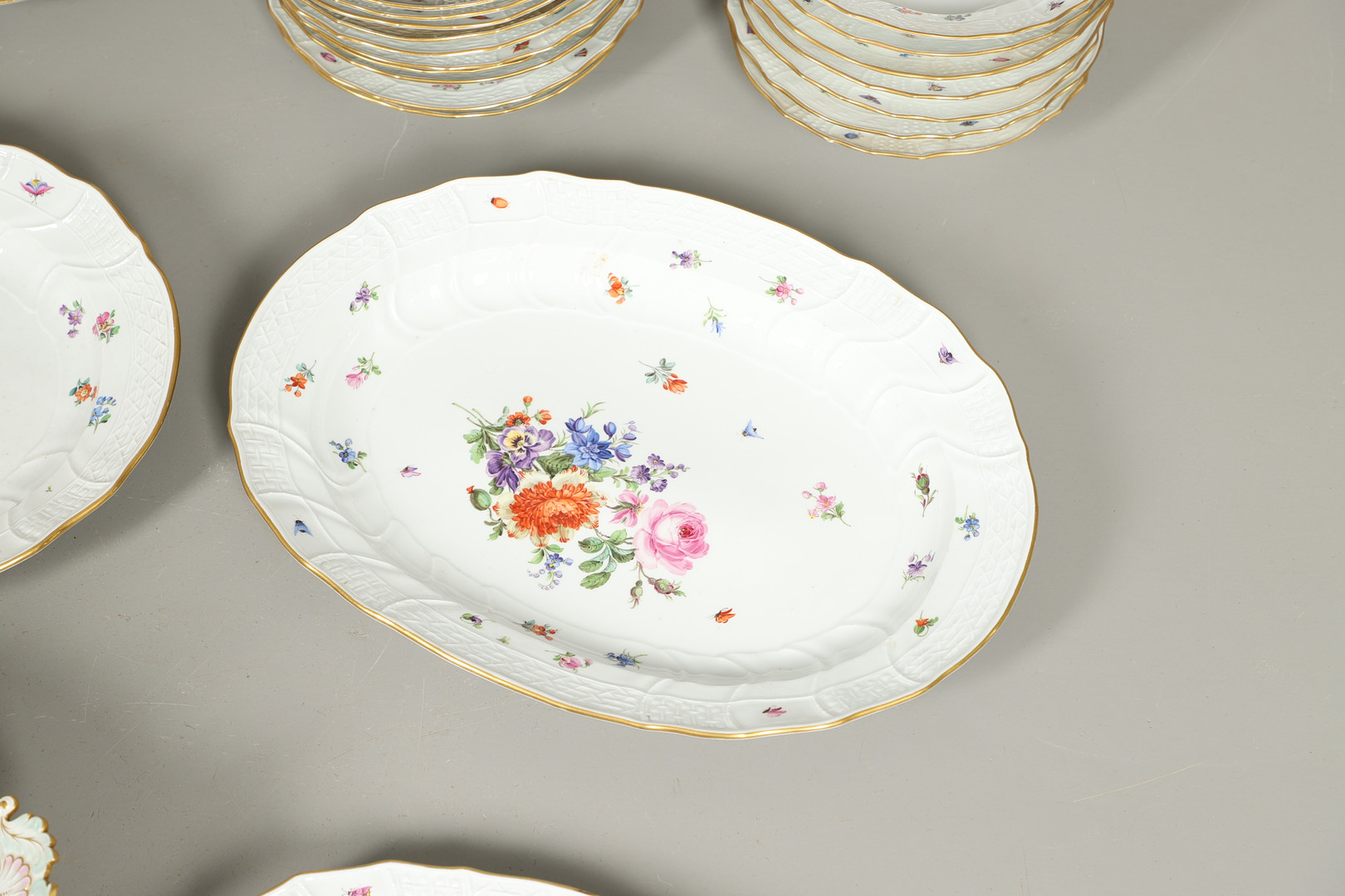 LARGE MEISSEN DINNER SERVICE. - Image 16 of 42