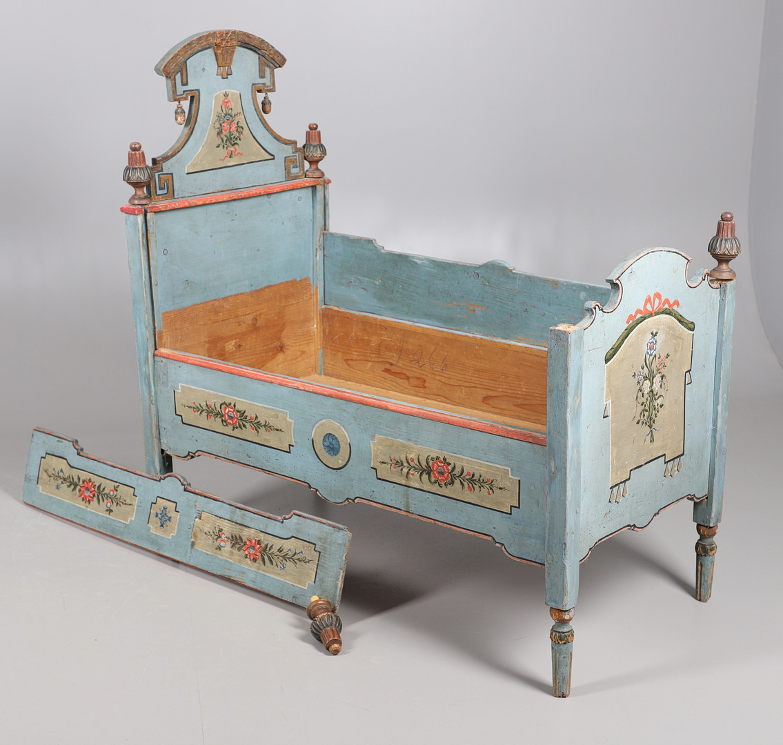 AN UNUSUAL SWEDISH PAINTED PINE FOLK ART COT, CIRCA 1800. - Image 8 of 14