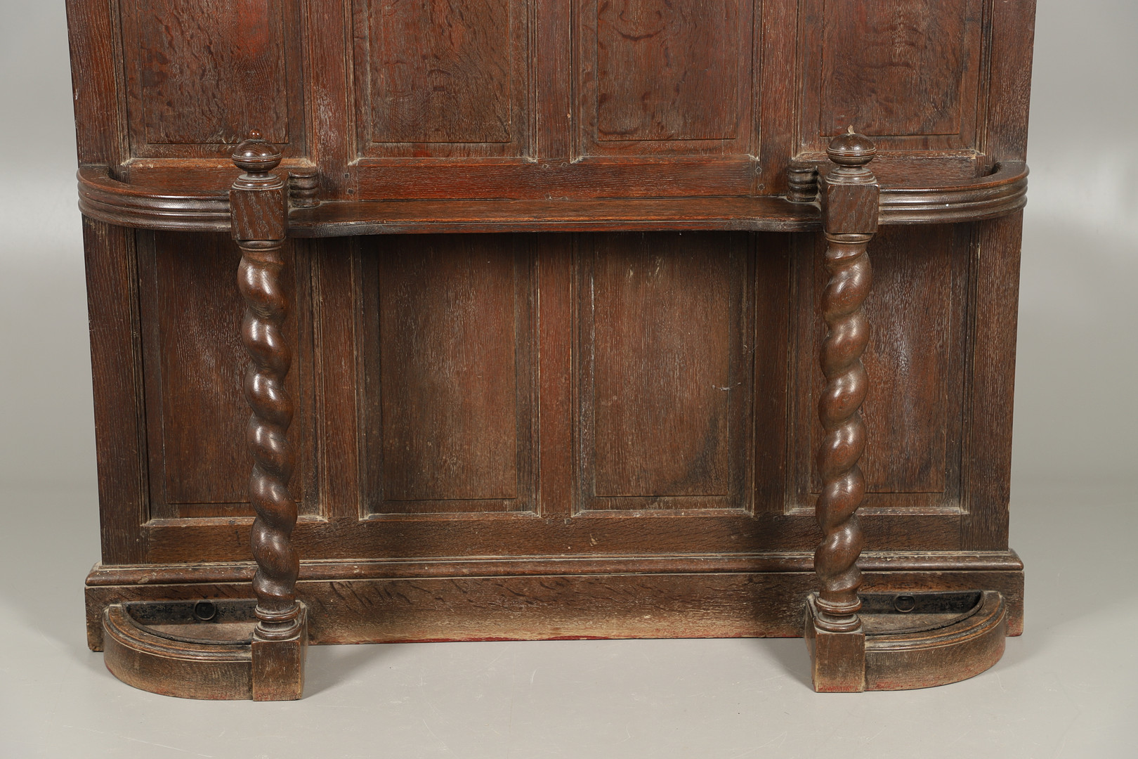 A LARGE CARVED OAK COUNTRY HOUSE HALLSTAND. - Image 4 of 17