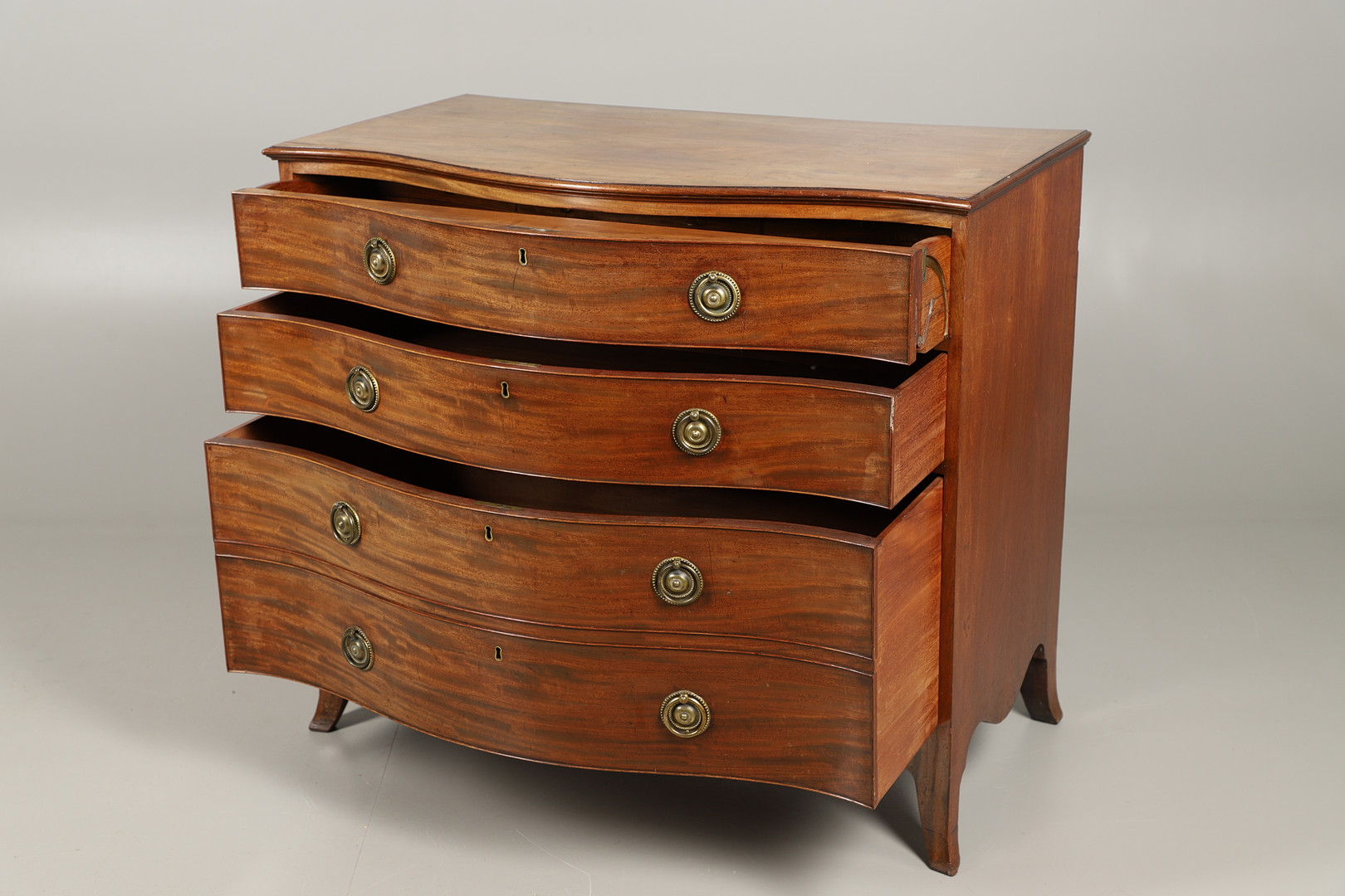 AN 18TH CENTURY MAHOGANY SECRETAIRE CHEST. - Image 3 of 8