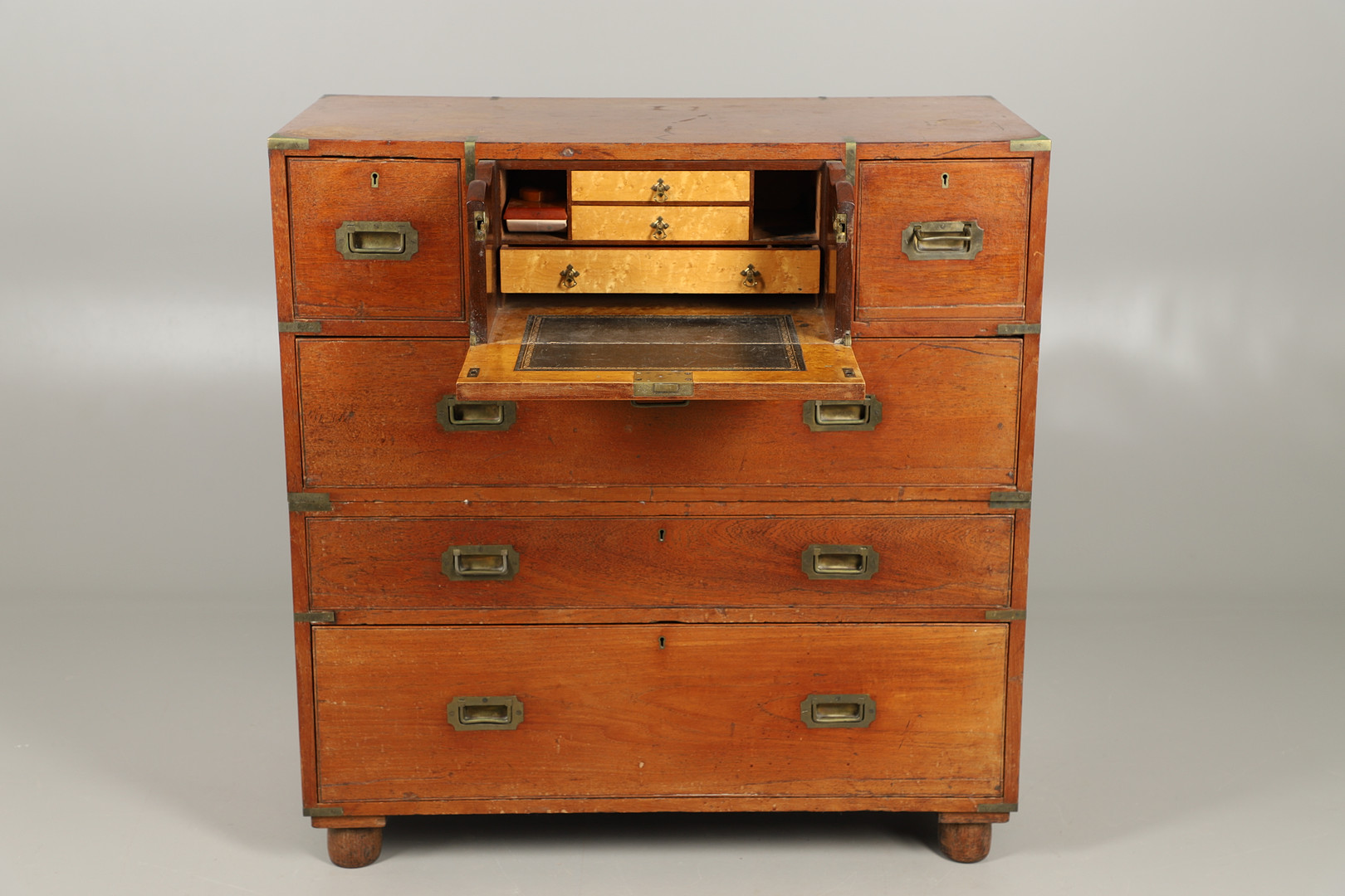 A 19TH CENTURY TEAK CAMPAIGN CHEST. - Bild 3 aus 13