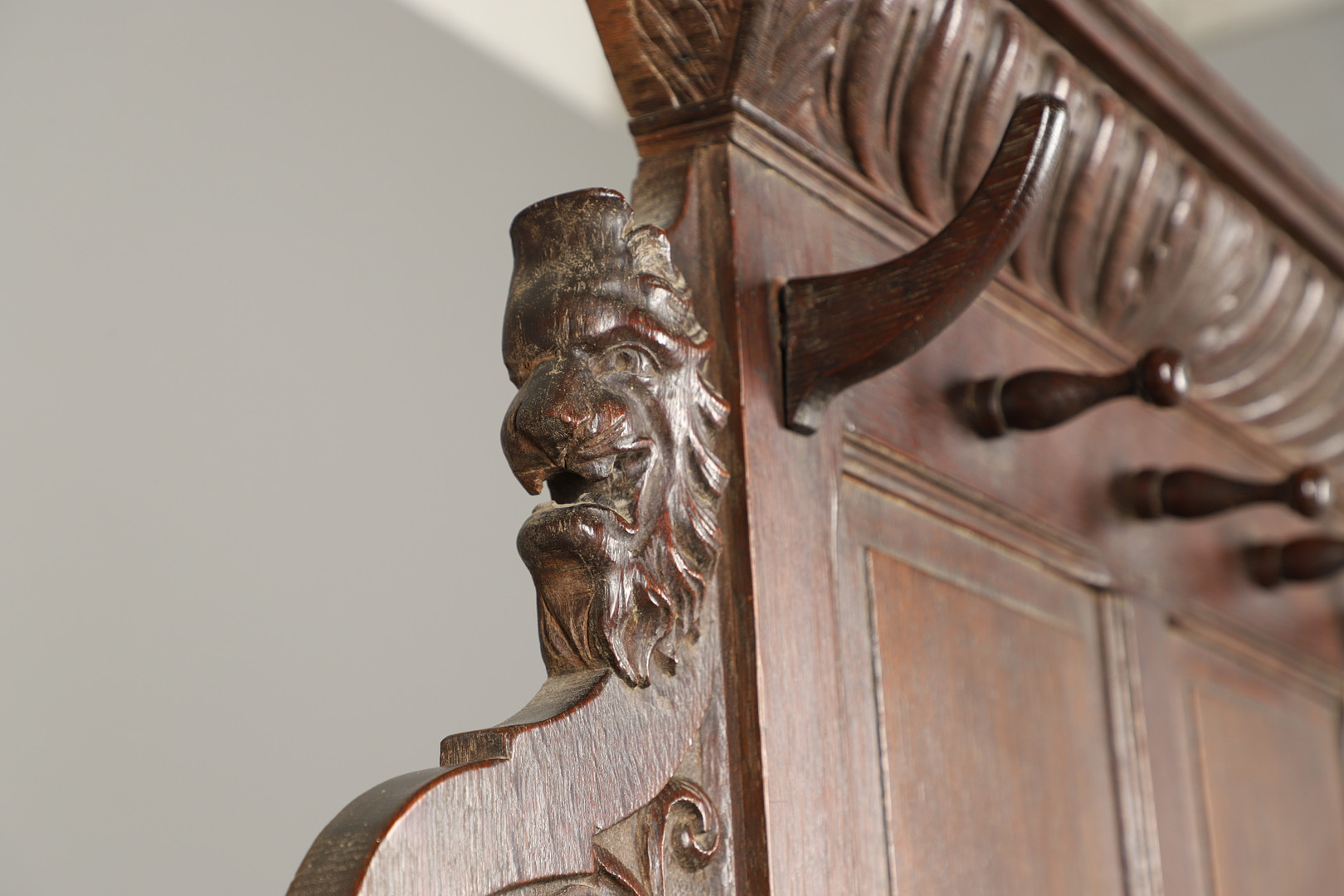 A LARGE CARVED OAK COUNTRY HOUSE HALLSTAND. - Image 8 of 17