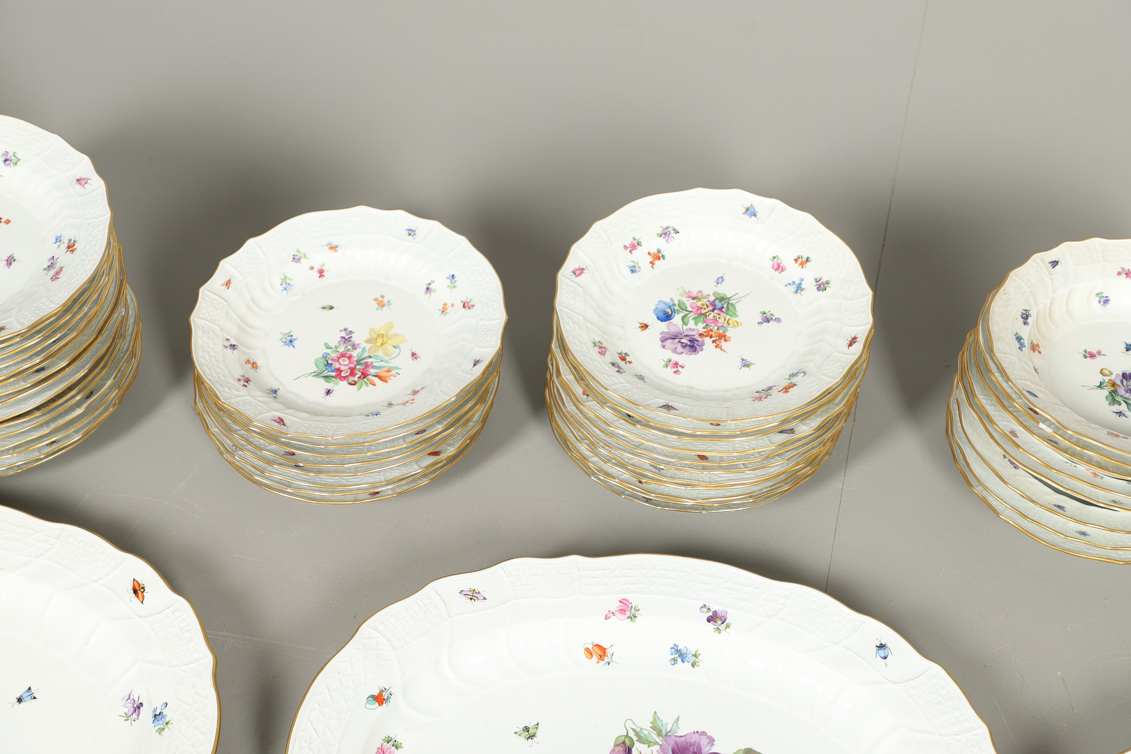 LARGE MEISSEN DINNER SERVICE. - Image 9 of 42