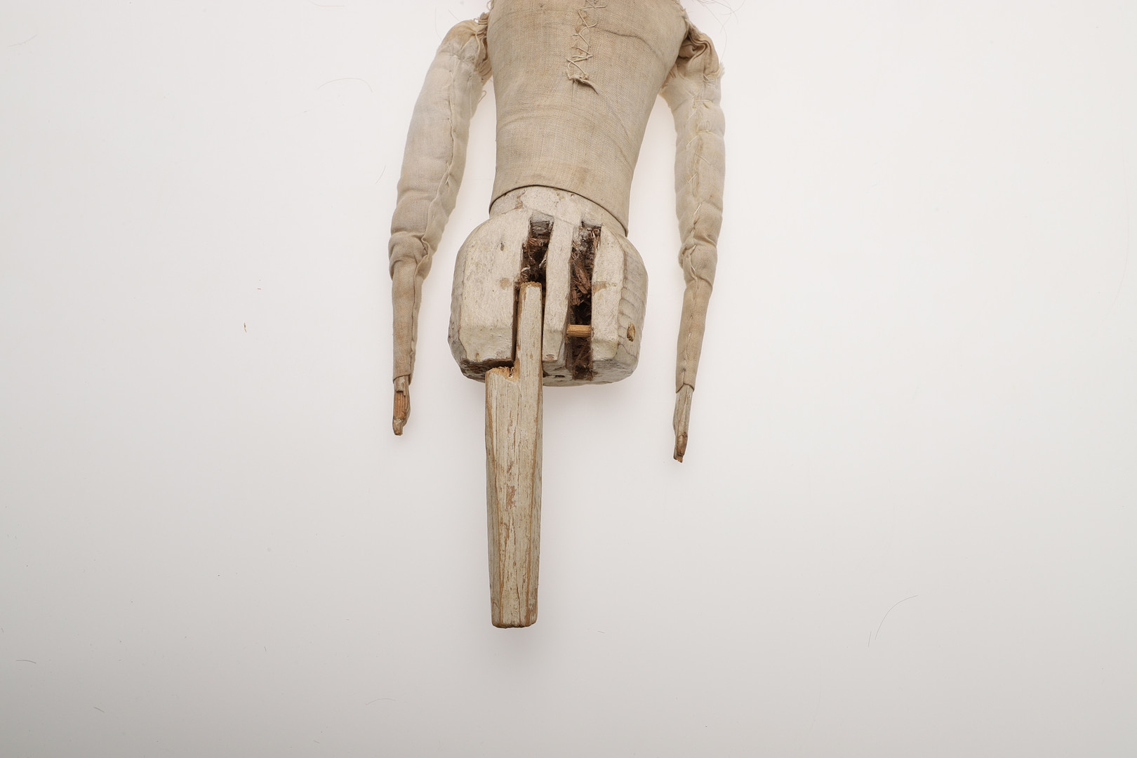 A LATE 18TH CENTURY WOODEN PEG DOLL. - Image 25 of 30