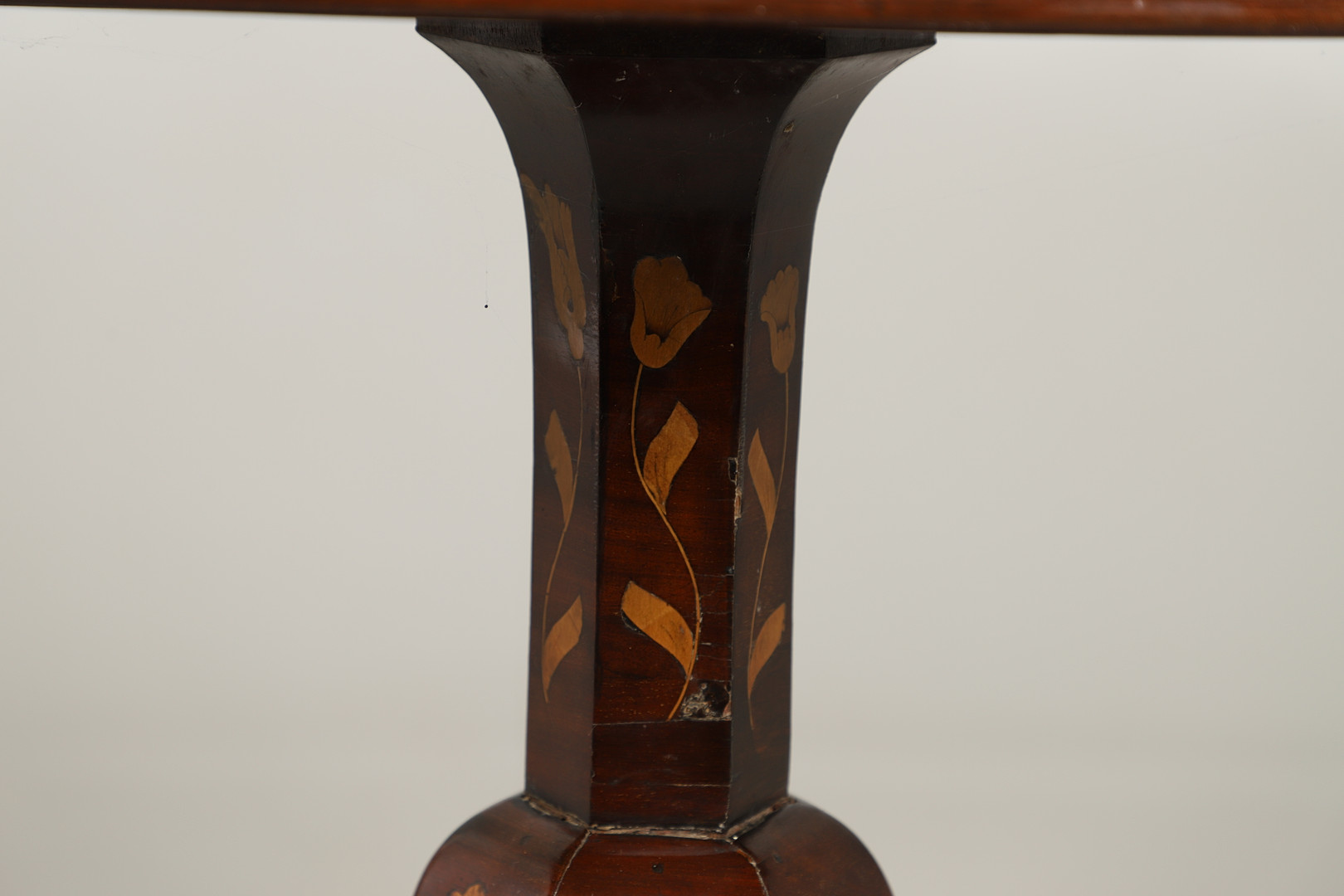 AN UNUSUAL DUTCH MAHOGANY MARQUETRY SOFA TABLE. - Image 6 of 12