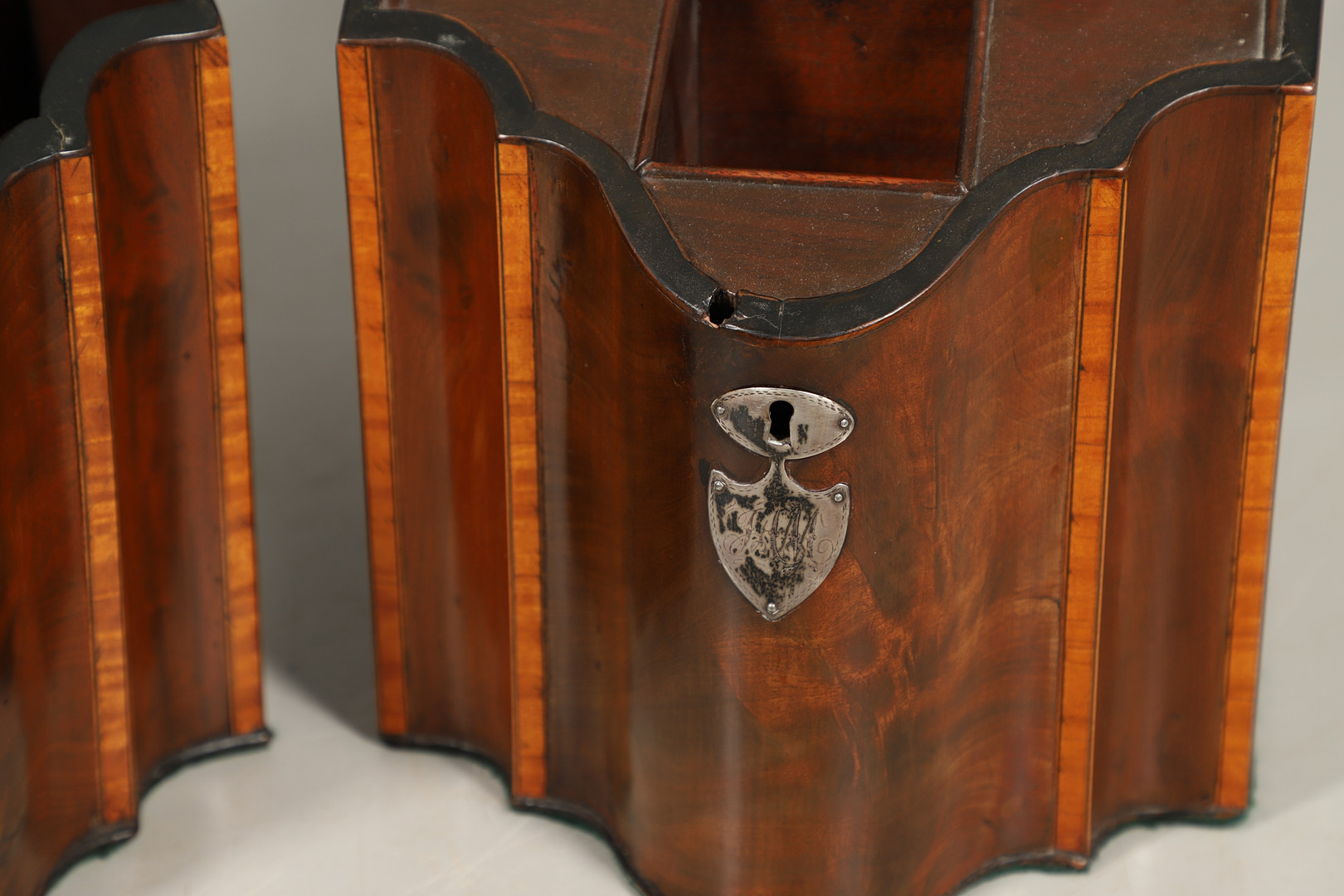 A PAIR OF GEORGE III MAHOGANY KNIFE BOXES. - Image 9 of 15