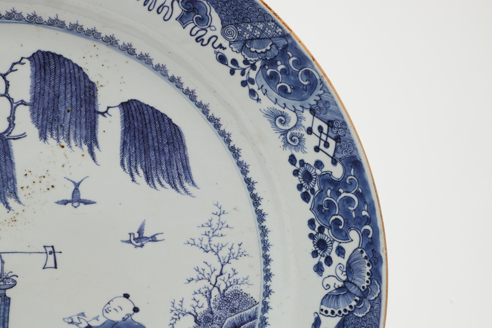 LARGE CHINESE PORCELAIN BLUE AND WHITE EXPORT CHARGER, QIANLONG. - Image 3 of 16