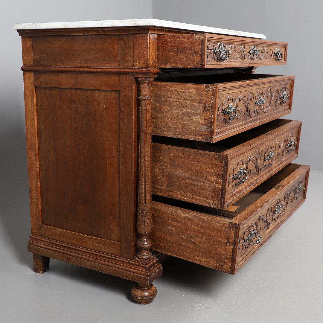 A 19TH CENTURY ITALIAN MARBLE-TOPPED COMMODE CHEST OF FOUR DRAWERS. - Image 10 of 14