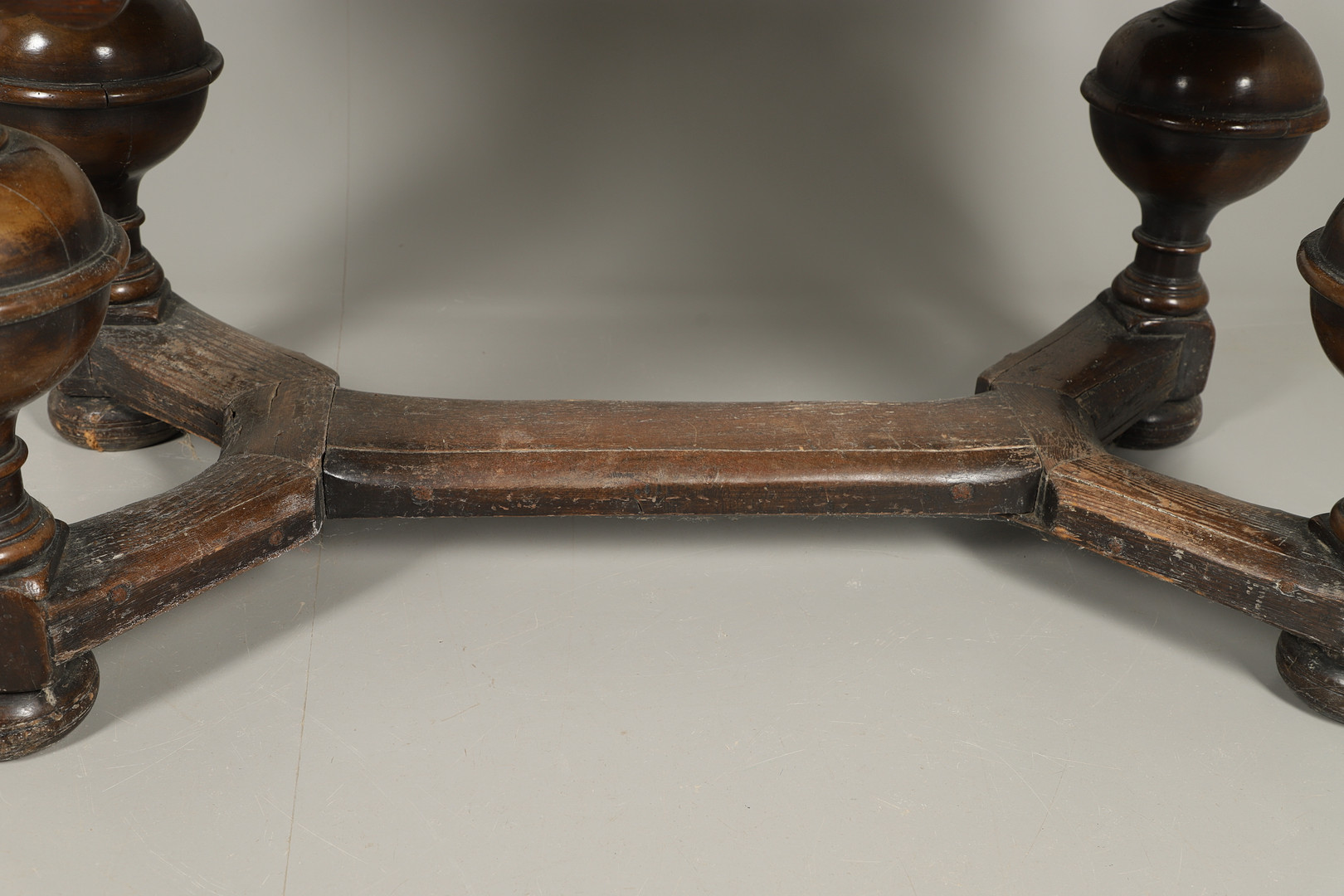 AN ANTIQUE DUTCH OAK AND WALNUT DRAW LEAF TABLE. - Image 13 of 17