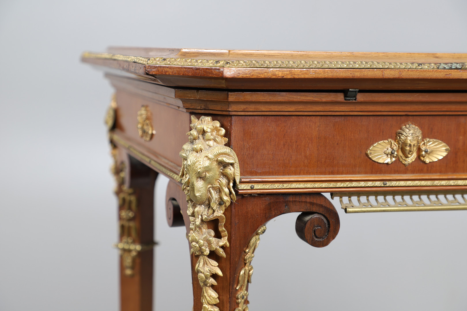 SIGMUND JARAY - NEOCLASSICAL KINGWOOD BIJOUTERIE TABLE. - Image 16 of 17