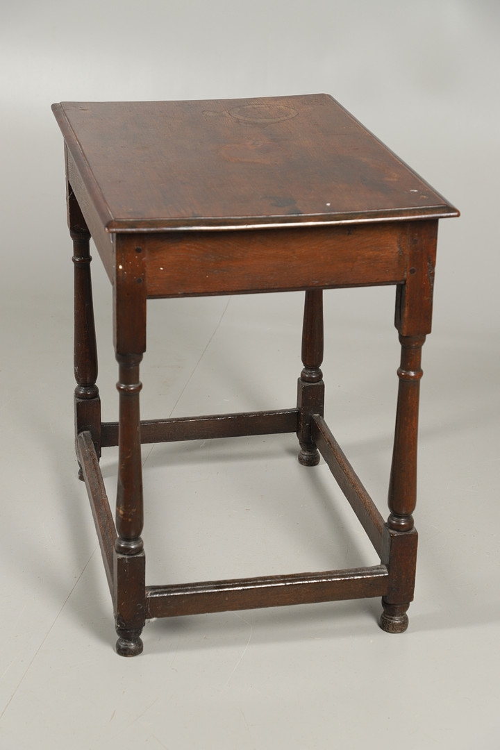 AN EARLY 19TH CENTURY OAK SIDE TABLE, CIRCA 1800. - Image 7 of 7