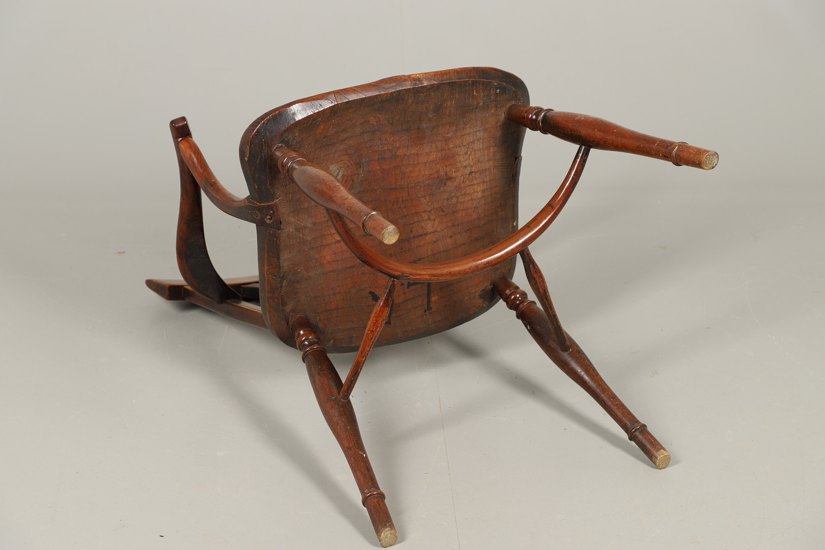 A YEW AND ELM WINDSOR ELBOW CHAIR. - Image 12 of 13