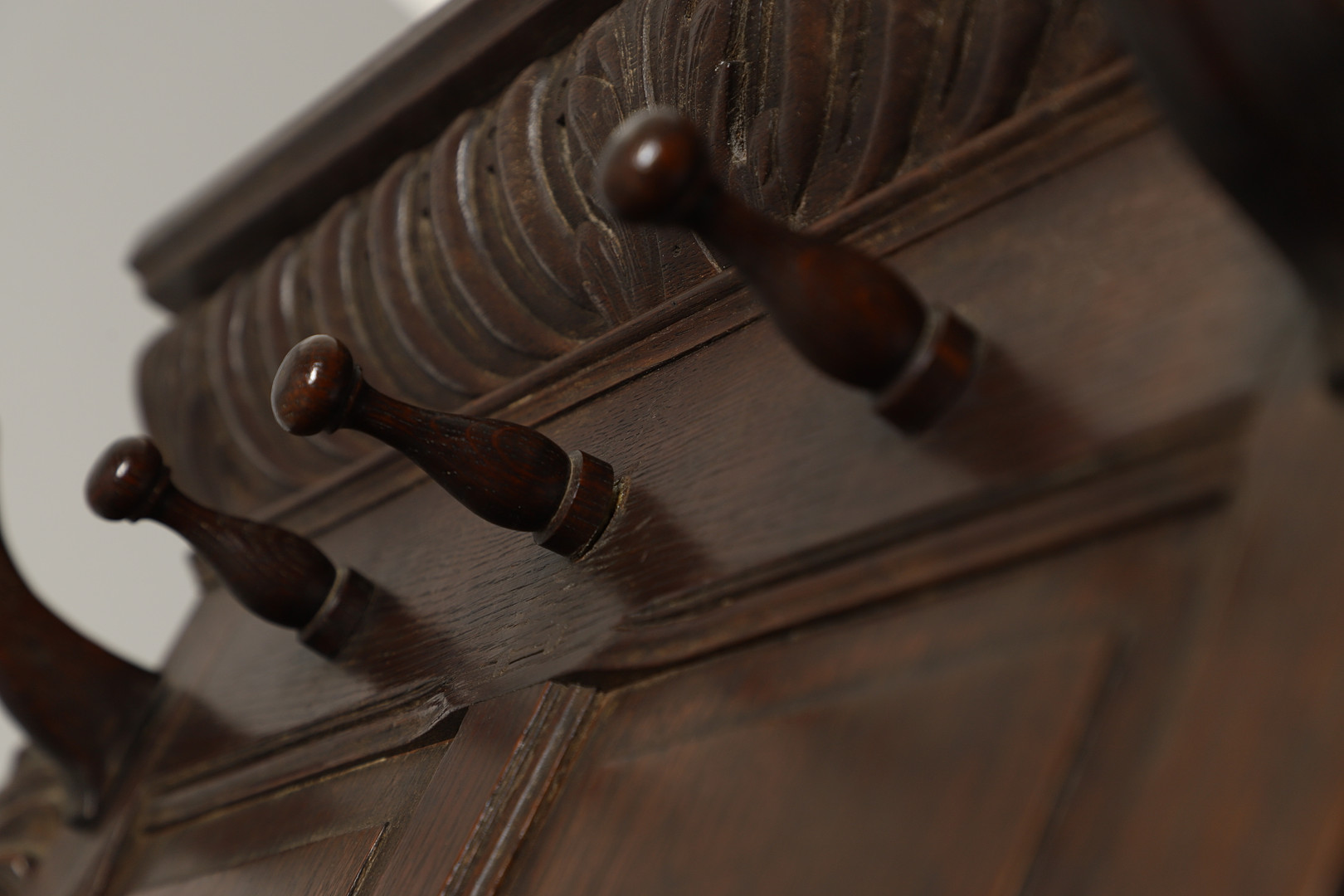 A LARGE CARVED OAK COUNTRY HOUSE HALLSTAND. - Image 17 of 17