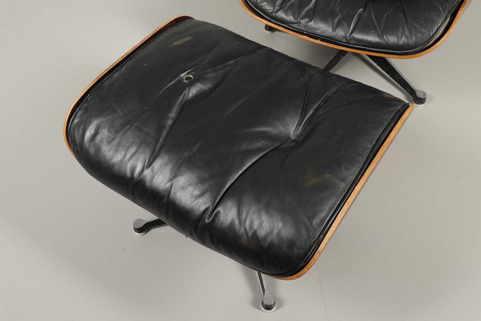 CHARLES & RAY EAMES - VINTAGE DESIGNER LOUNGE CHAIR & OTTOMAN. - Image 3 of 18