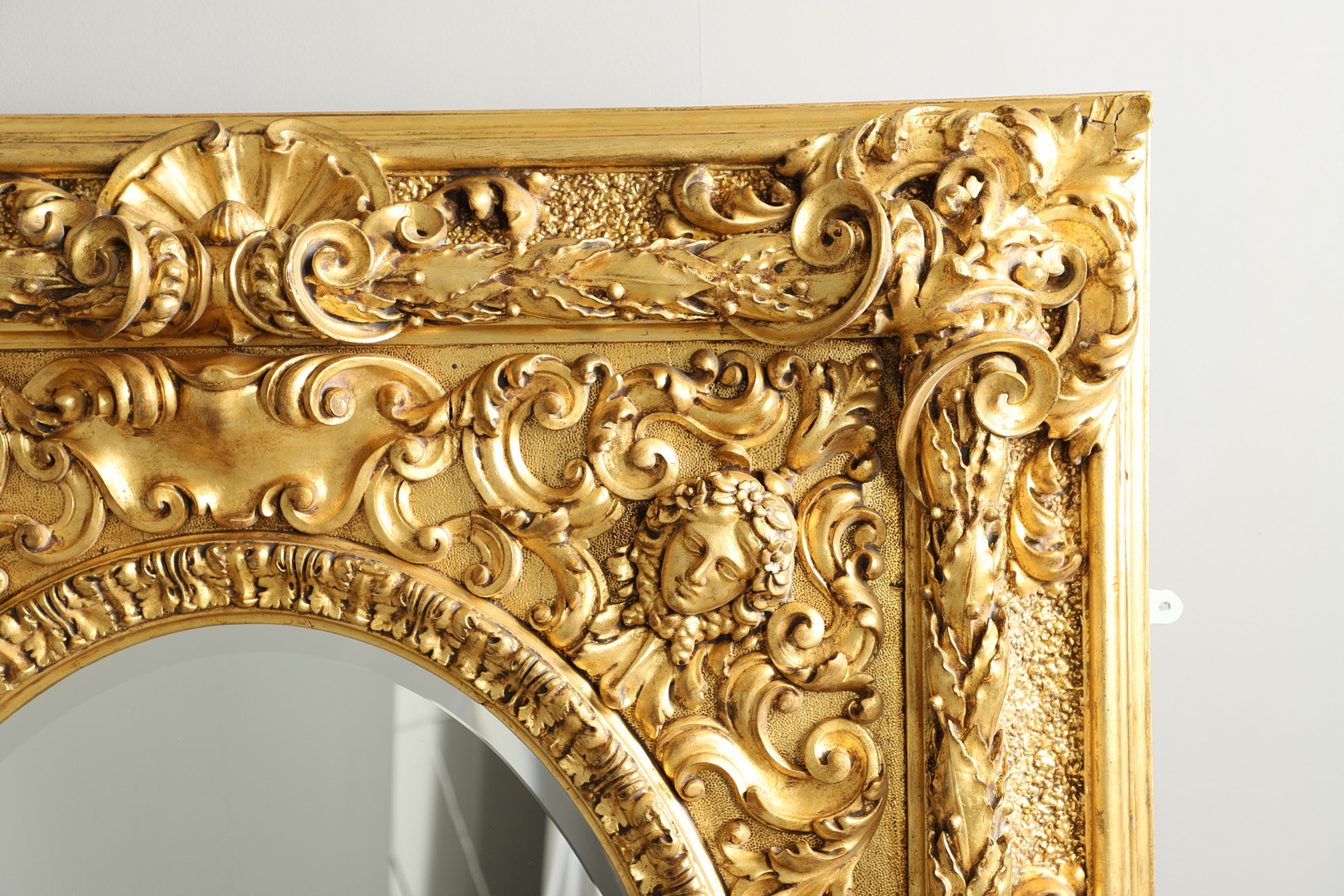 A SUBSTANTIAL ITALIAN GILT GESSO MIRROR. - Image 5 of 13