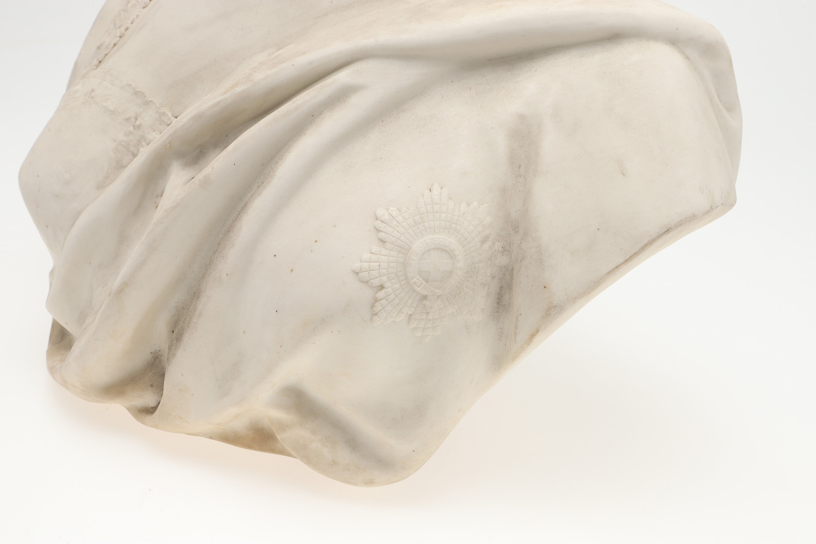 LARGE PARIAN BUST - QUEEN VICTORIA. - Image 3 of 16