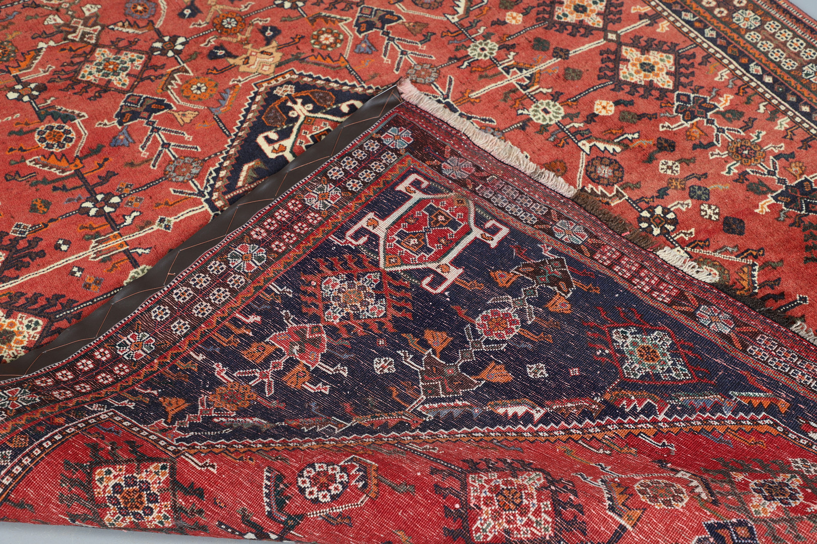 A MODERN KASHGAI RUG. - Image 7 of 8