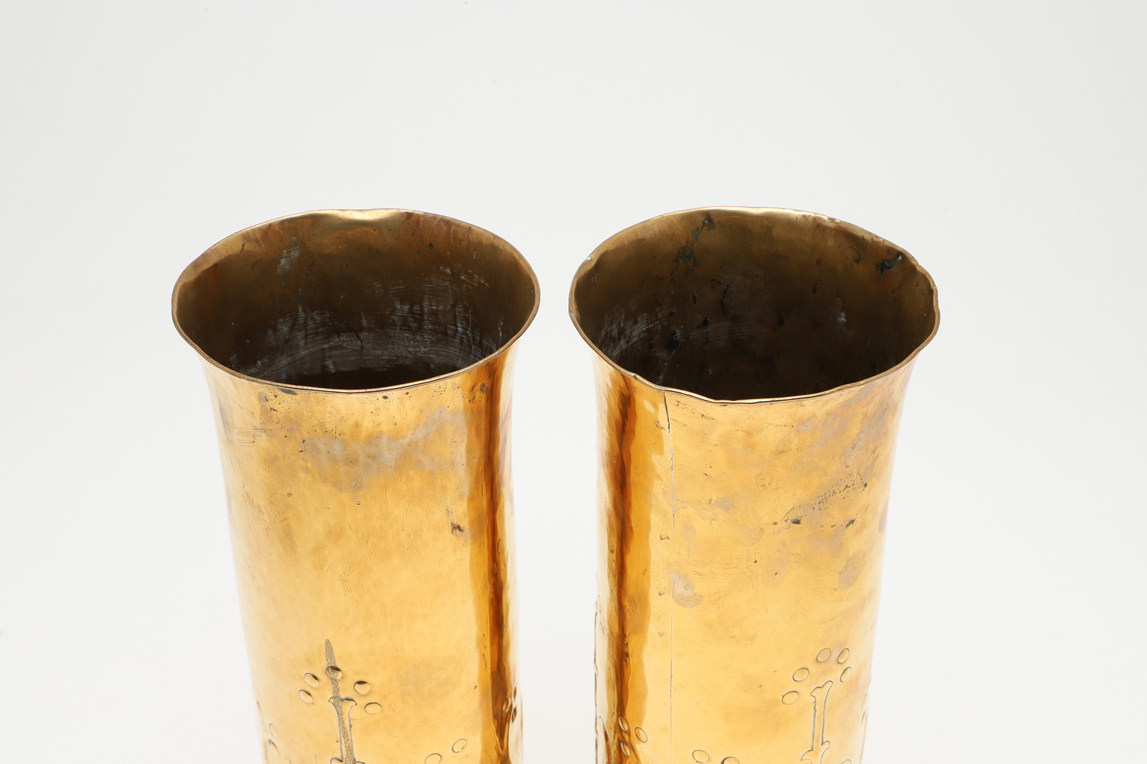 LARGE PAIR OF KESWICK ARTS & CRAFTS BRASS VASES. - Image 5 of 8
