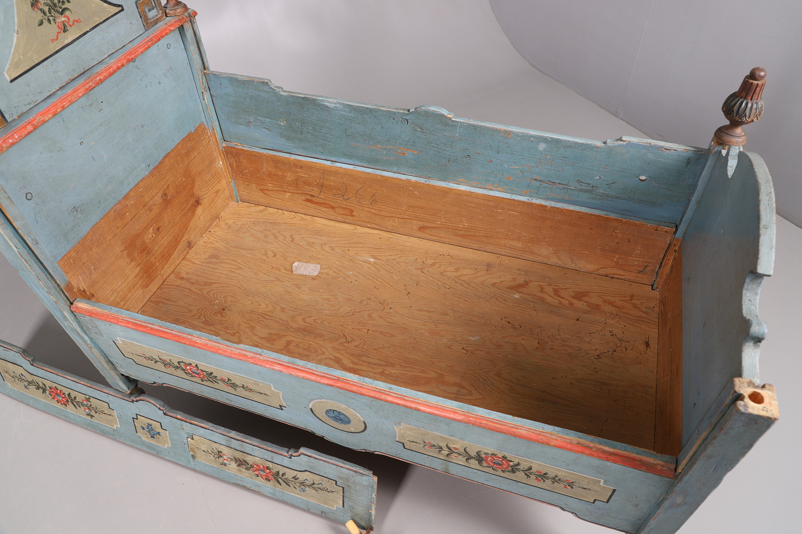 AN UNUSUAL SWEDISH PAINTED PINE FOLK ART COT, CIRCA 1800. - Image 7 of 14