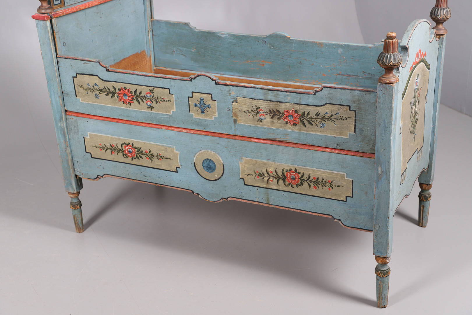 AN UNUSUAL SWEDISH PAINTED PINE FOLK ART COT, CIRCA 1800. - Image 3 of 14