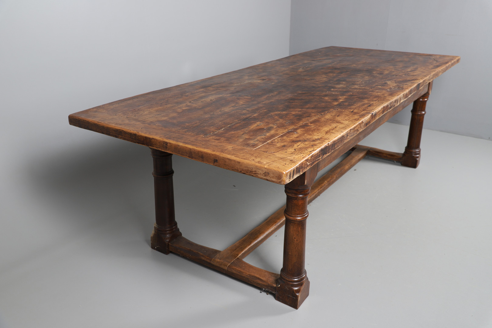 AN EARLY 20TH CENTURY OAK AND ELM REFECTORY TABLE. - Image 5 of 17