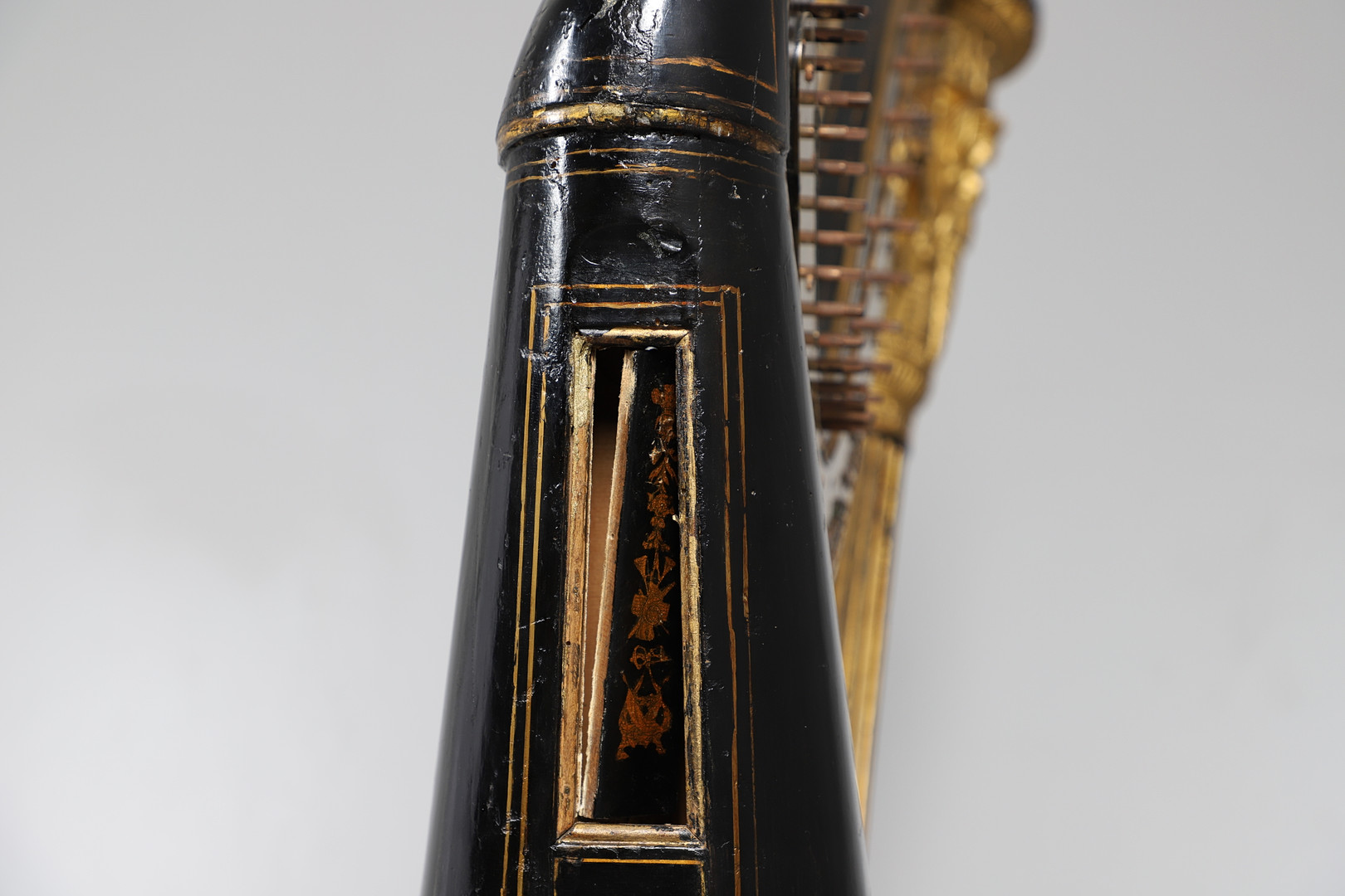 AN EBONISED AND GILTWOOD 'GRECIAN' HARP BY SEBASTIAN ERARDS. - Image 31 of 42