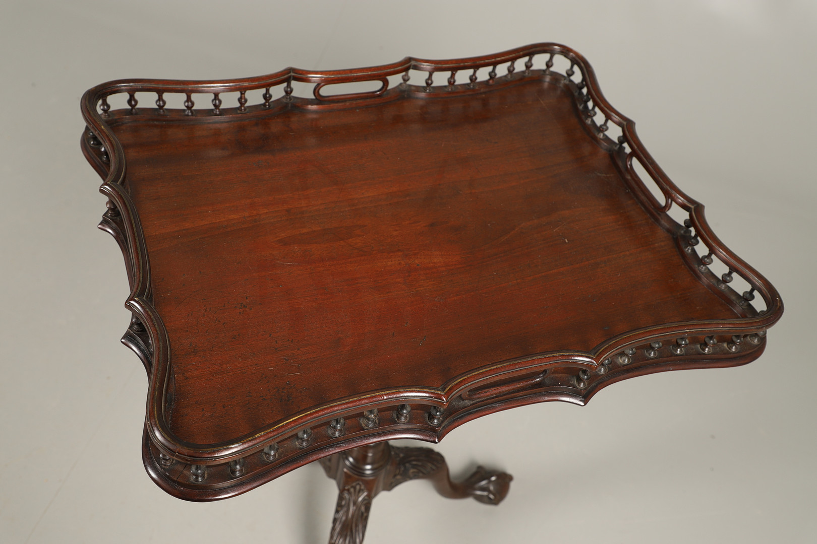 A GEORGE III STYLE MAHOGANY TRAY TOP TRIPOD TABLE. - Image 2 of 7